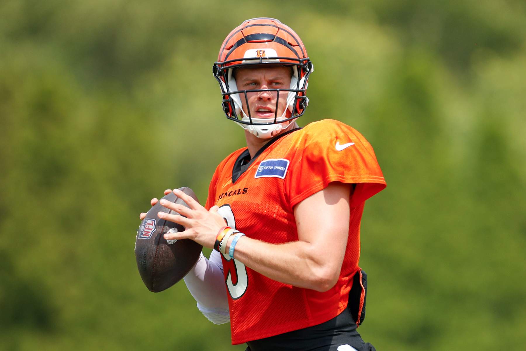 CINCINNATI, OH - AUGUST 01: Cincinnati Bengals quarterback Joe Burrow (9) looks to pass during the Cincinnati Bengals training camp at Kettering Health Practice Fields on August 1, 2024 in Cincinnati, Ohio. (Photo by Ian Johnson/Icon Sportswire via Getty Images)