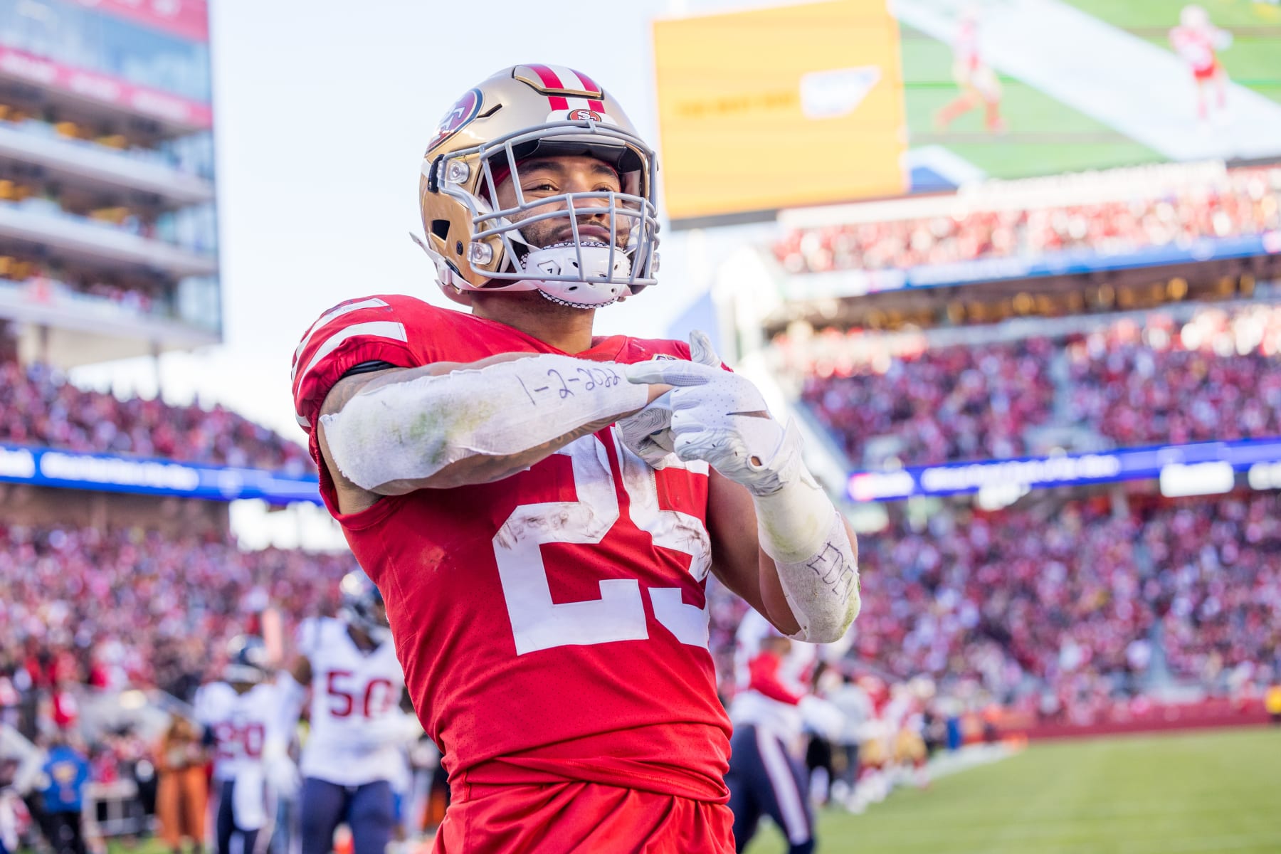 SANTA CLARA, CA - JANUARY 02: San Francisco 49ers Running Back Elijah Mitchell (25) celebrates his touchdown during the NFL pro football game between the Houston Texans and San Francisco 49ers on January 2, 2022 at Levis Stadium in Santa Clara, CA. (Photo by Bob Kupbens/Icon Sportswire via Getty Images)