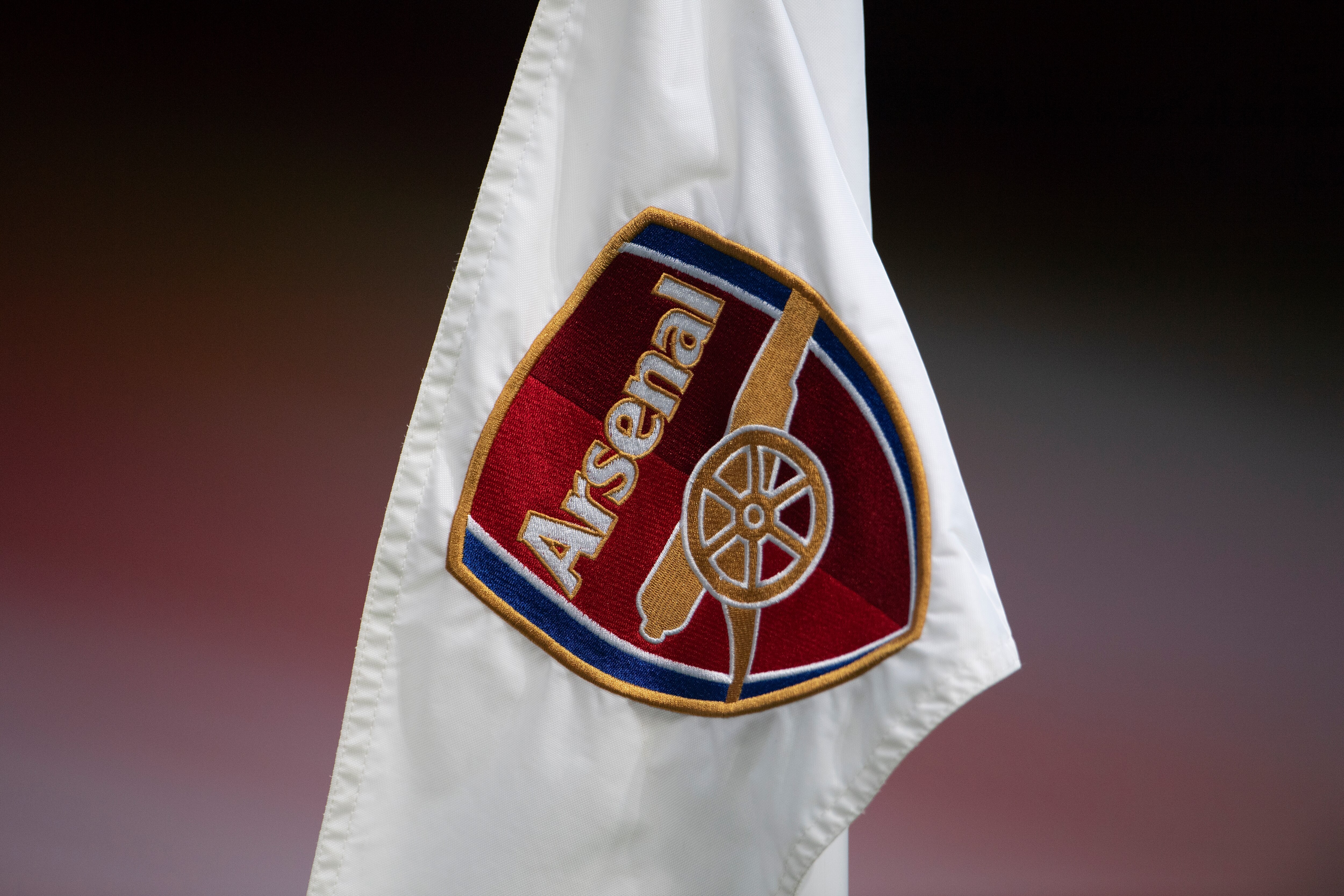 LONDON, ENGLAND - APRIL 03: Corner flag with the Arsenal club crest on during the Premier League match between Arsenal and Liverpool at Emirates Stadium on April 03, 2021 in London, England. Sporting stadiums around the UK remain under strict restrictions due to the Coronavirus Pandemic as Government social distancing laws prohibit fans inside venues resulting in games being played behind closed doors. (Photo by Visionhaus/Getty Images)