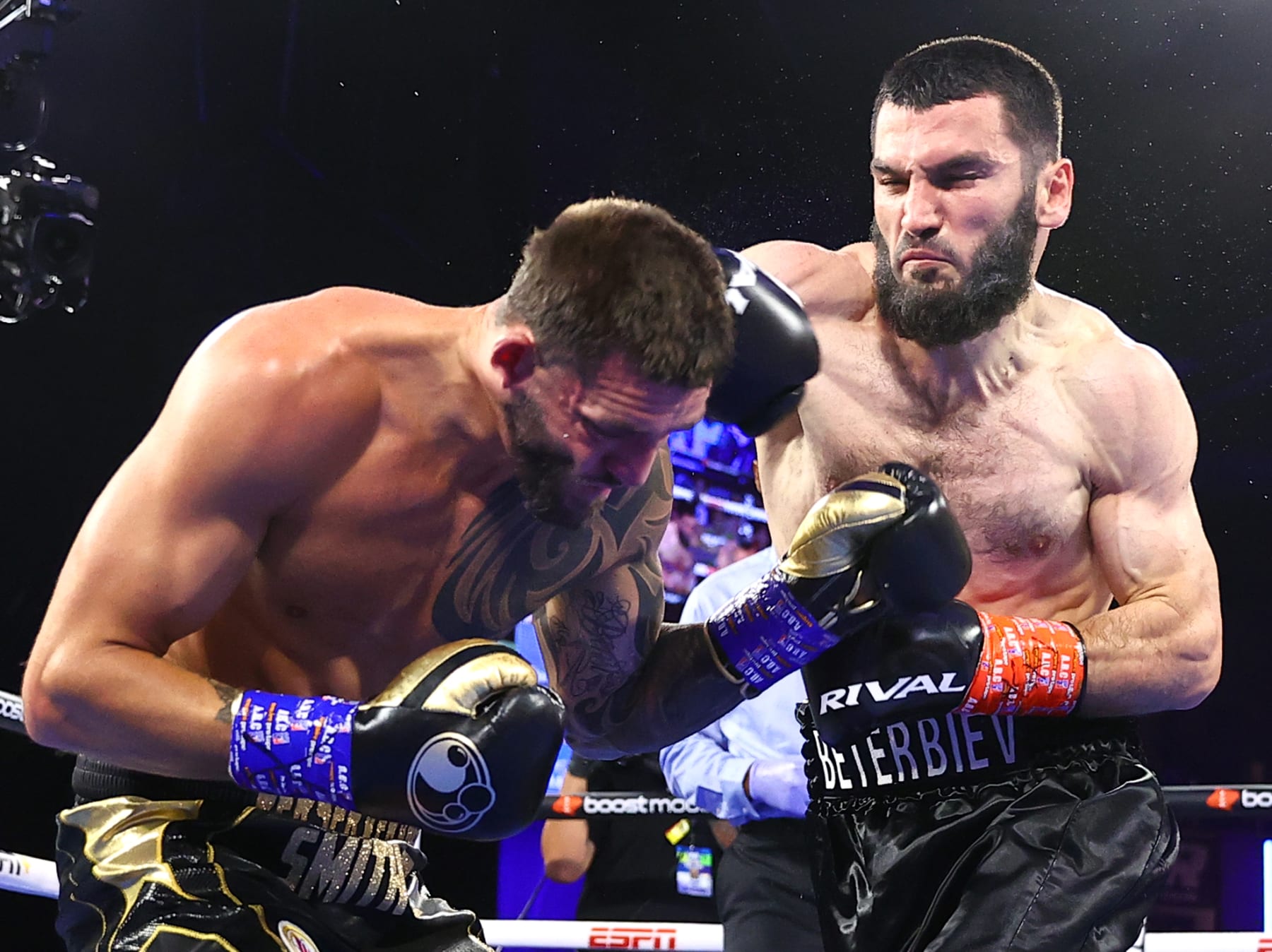 NEW YORK, NEW YORK - JUNE 18: Joe Smith Jr (L) and Artur Beterbiev (R) exchange punches during their WBC,IBF and WBO light heavyweight Championship fight, at The Hulu Theater at Madison Square Garden on June 18, 2022 in New York City. (Photo by Mikey Williams/Top Rank Inc via Getty Images)