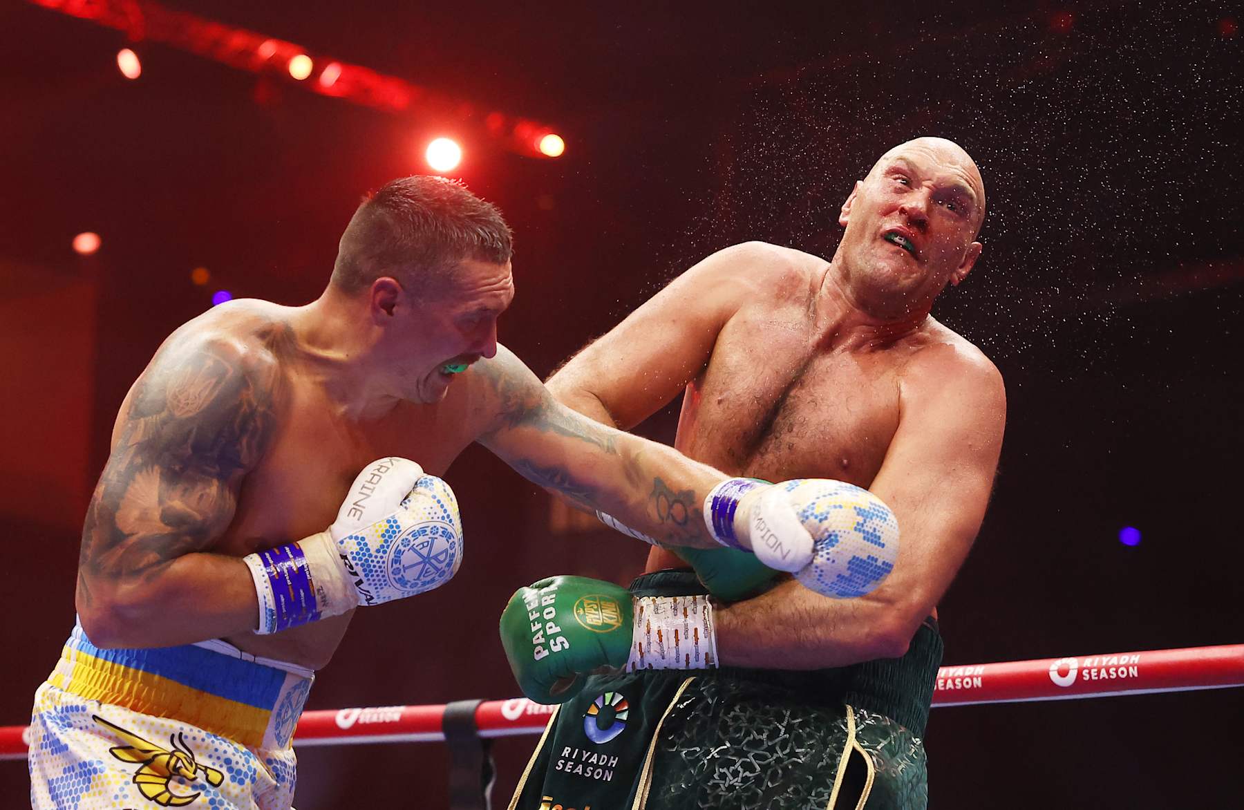 RIYADH, SAUDI ARABIA - MAY 18: Oleksandr Usyk punches Tyson Fury during the IBF, WBA, WBC, WBO and Undisputed Heavyweight titles' fight between Tyson Fury and Oleksandr Usyk at Kingdom Arena on May 18, 2024 in Riyadh, Saudi Arabia. (Photo by Richard Pelham/Getty Images)
