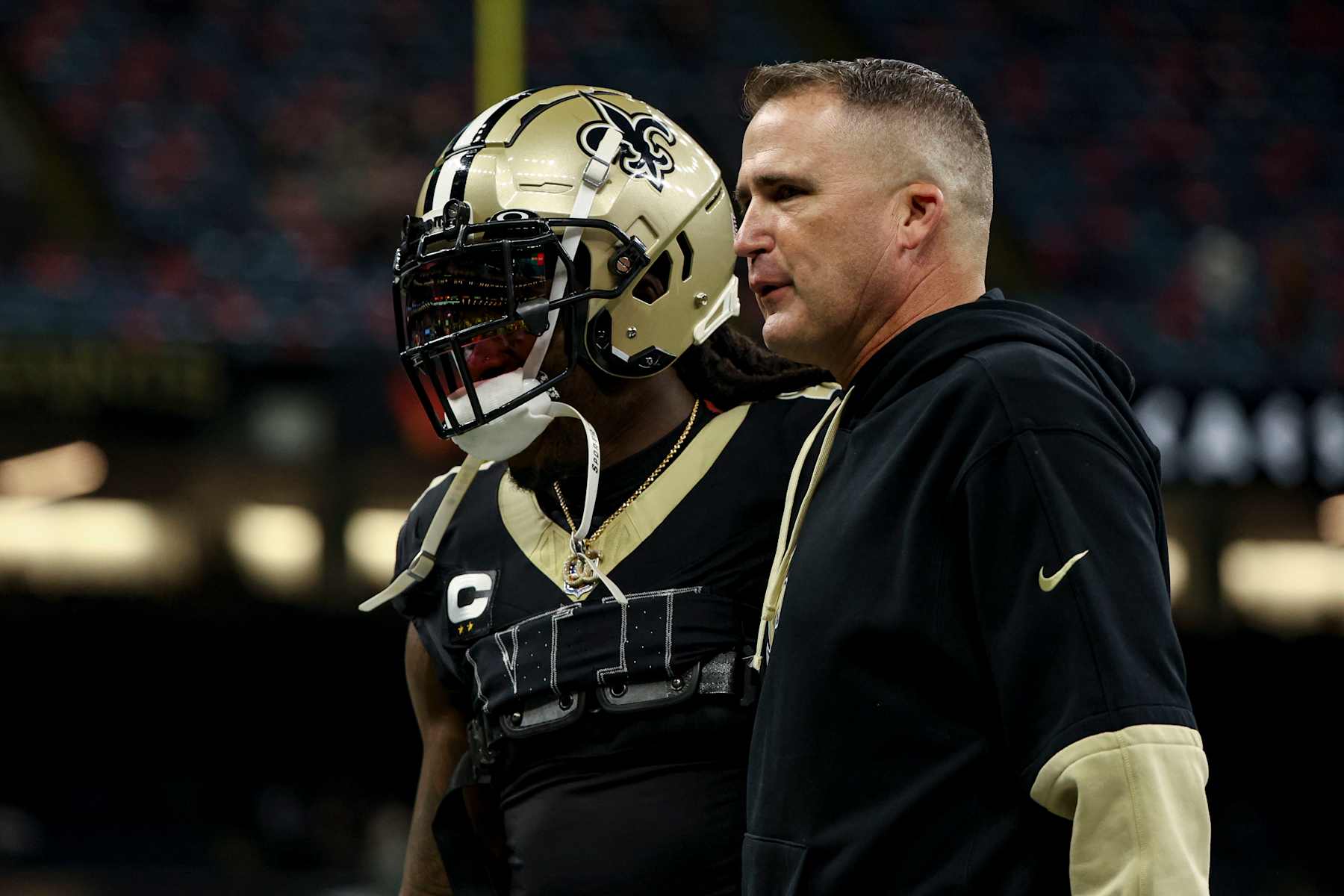 NEW  ORLEANS, LOUISIANA - NOVEMBER 17: Darren Rizzi interim head coach of the New Orleans Saints and Alvin Kamara talk during warm ups before a game against the Cleveland Browns at the Caesars Superdome on November 17, 2024 in New Orleans, Louisiana. (Photo by Derick E. Hingle/Getty Images)