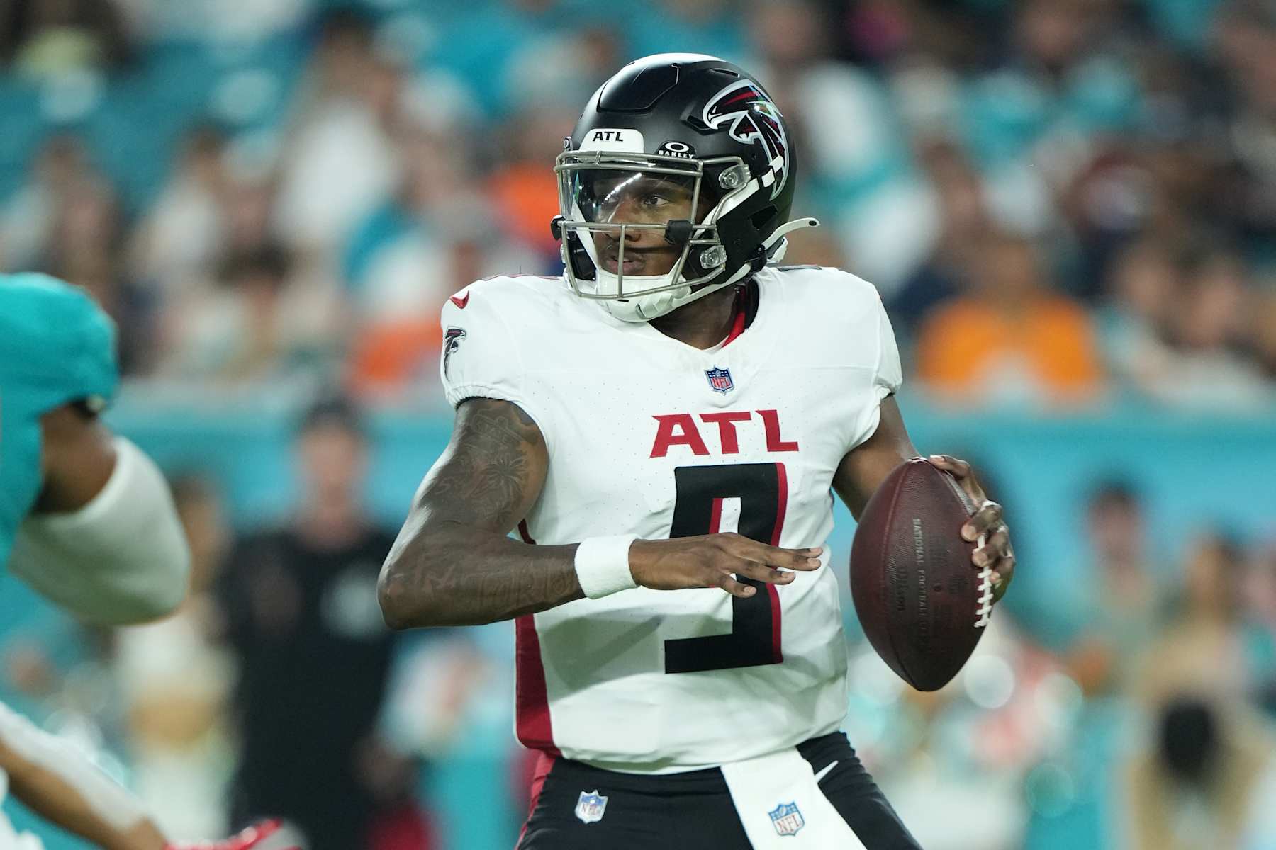 MIAMI GARDENS, FL - AUGUST 09: Atlanta Falcons quarterback Michael Penix Jr. (9) looks for an open receiver from the pocket in the first half during the game between the Atlanta Falcons and the Miami Dolphins on Friday, August 9, 2024 at Hard Rock Stadium in Miami Gardens, Fla.(Photo by Peter Joneleit/Icon Sportswire via Getty Images)