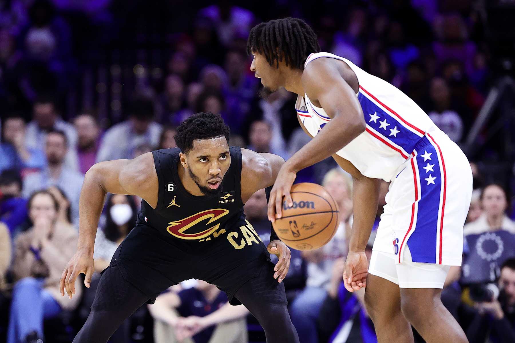 PHILADELPHIA, PENNSYLVANIA - FEBRUARY 15: Donovan Mitchell #45 of the Cleveland Cavaliers guards Tyrese Maxey #0 of the Philadelphia 76ers during the fourth quarter at Wells Fargo Center on February 15, 2023 in Philadelphia, Pennsylvania. NOTE TO USER: User expressly acknowledges and agrees that, by downloading and or using this photograph, User is consenting to the terms and conditions of the Getty Images License Agreement. (Photo by Tim Nwachukwu/Getty Images)