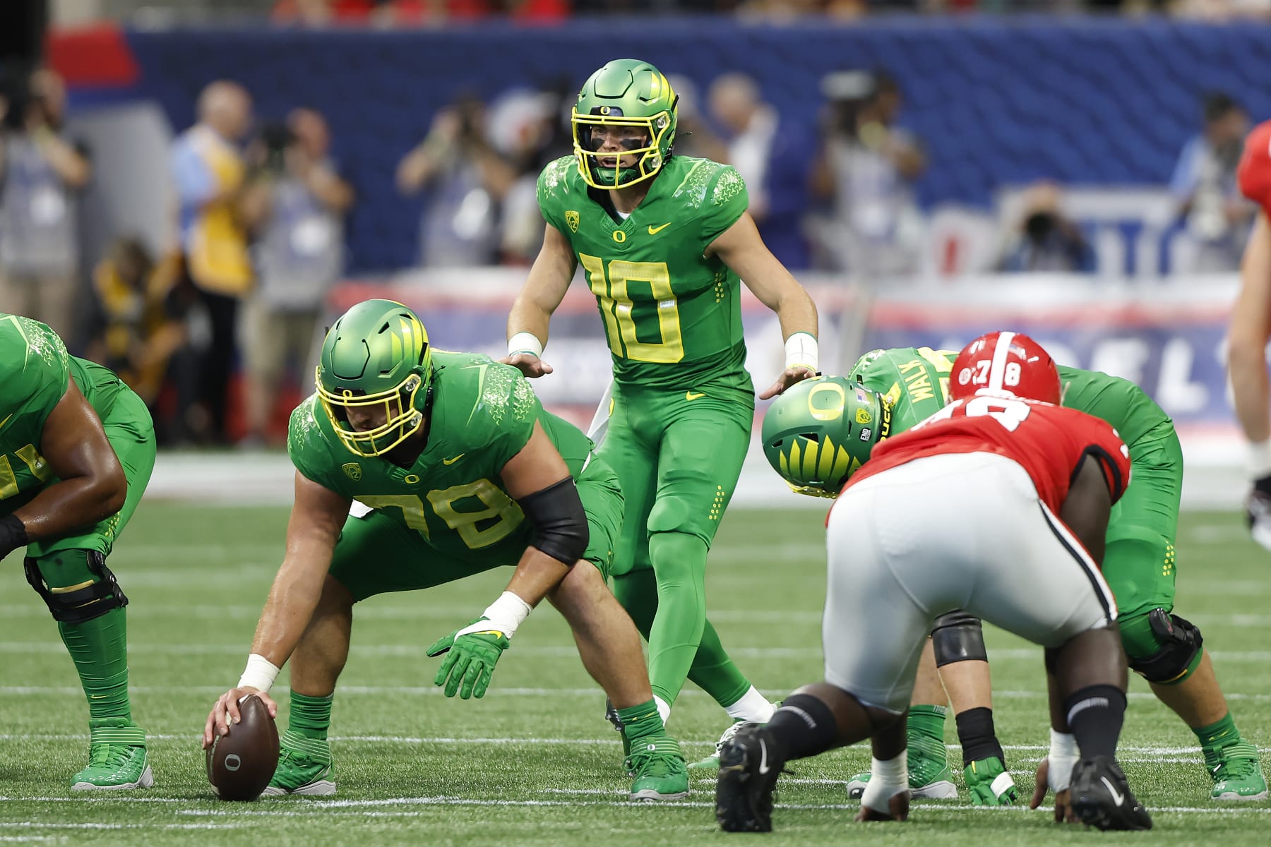 ATLANTA, GA - SEPTEMBER 03: Oregon Ducks quarterback Bo Nix (10) lines up behind center during the college football game between the defending National Champion Georgia Bulldogs and the Oregon Ducks on September 3, 2022 at Mercedes-Benz Stadium in Atlanta, Georgia.  (Photo by David J. Griffin/Icon Sportswire via Getty Images)