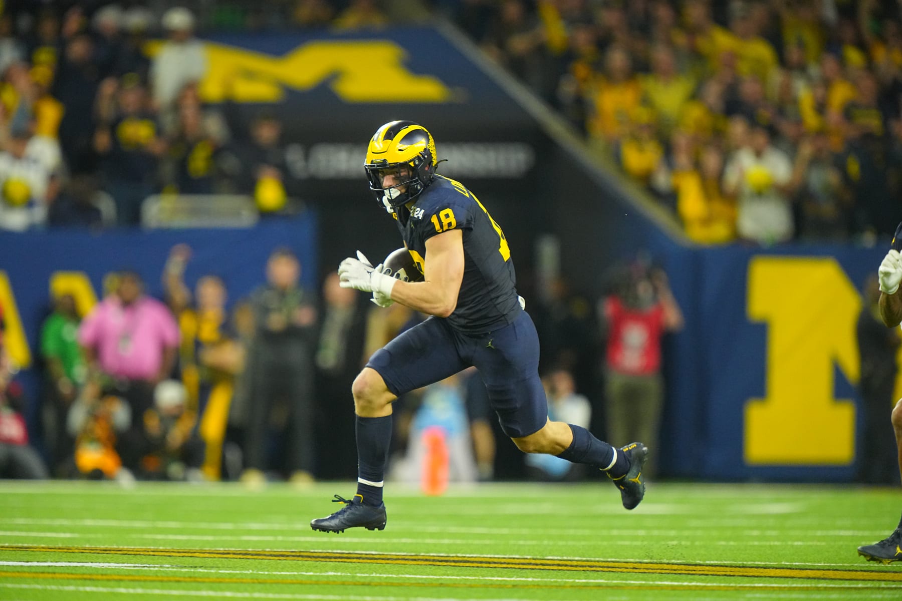 College Football: CFP National Championship: Michigan Colston Loveland (18) in action, runs with the football vs Washington at NRG Stadium. 
Houston, TX 1/8/2024
CREDIT: Erick W. Rasco (Photo by Erick W. Rasco/Sports Illustrated via Getty Images) 
(Set Number: X164476 TK1)