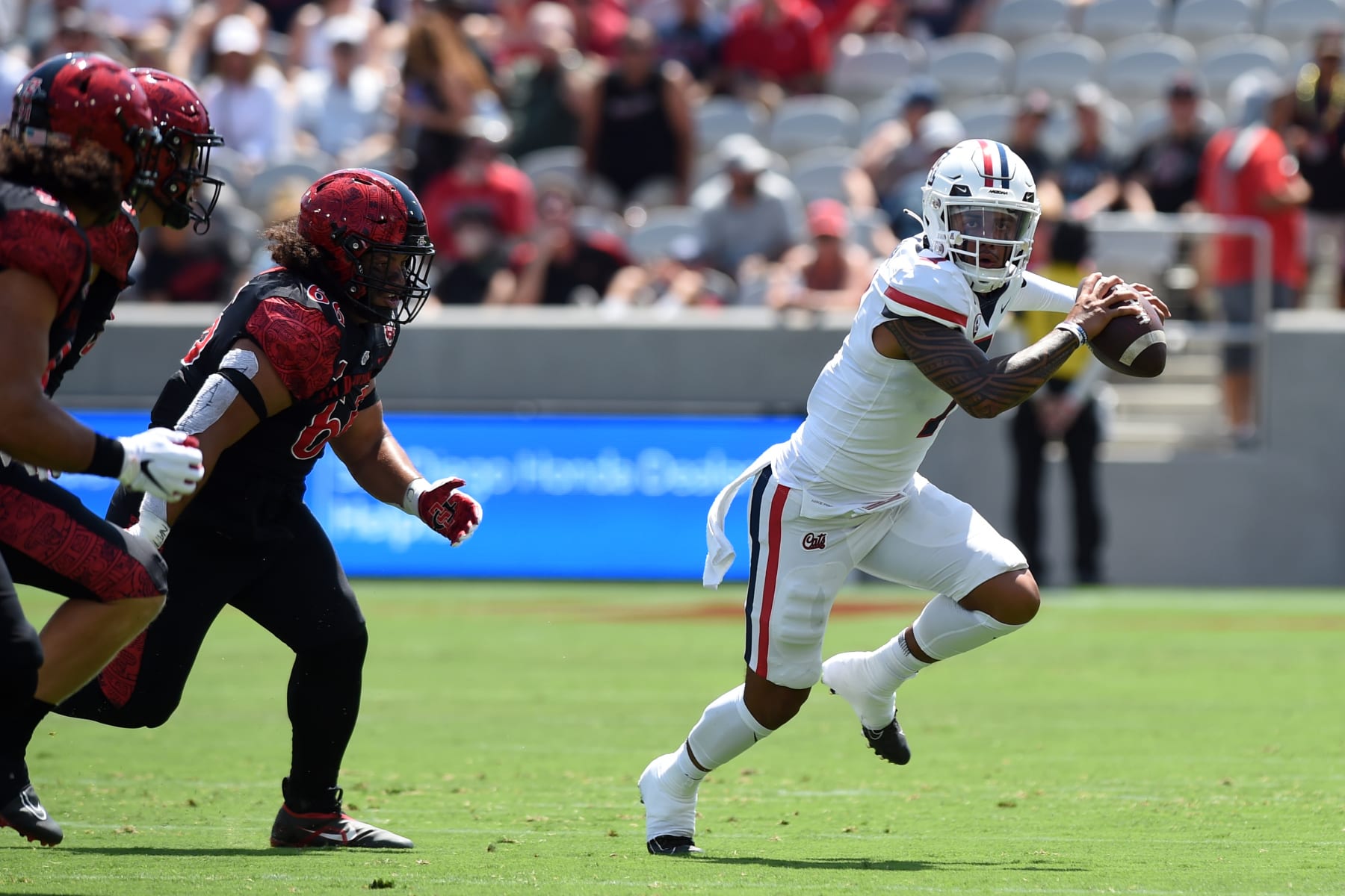 SAN DIEGO, CA - SEPTEMBER 03: Arizona Wildcats quarterback Jayden de Laura (7) runs the ball during a college football game between the Arizona Wildcats and the San Diego State Aztecs on September 03, 2022, at SnapDragon Stadium in San Diego, CA. (Photo by Chris Williams/Icon Sportswire via Getty Images)