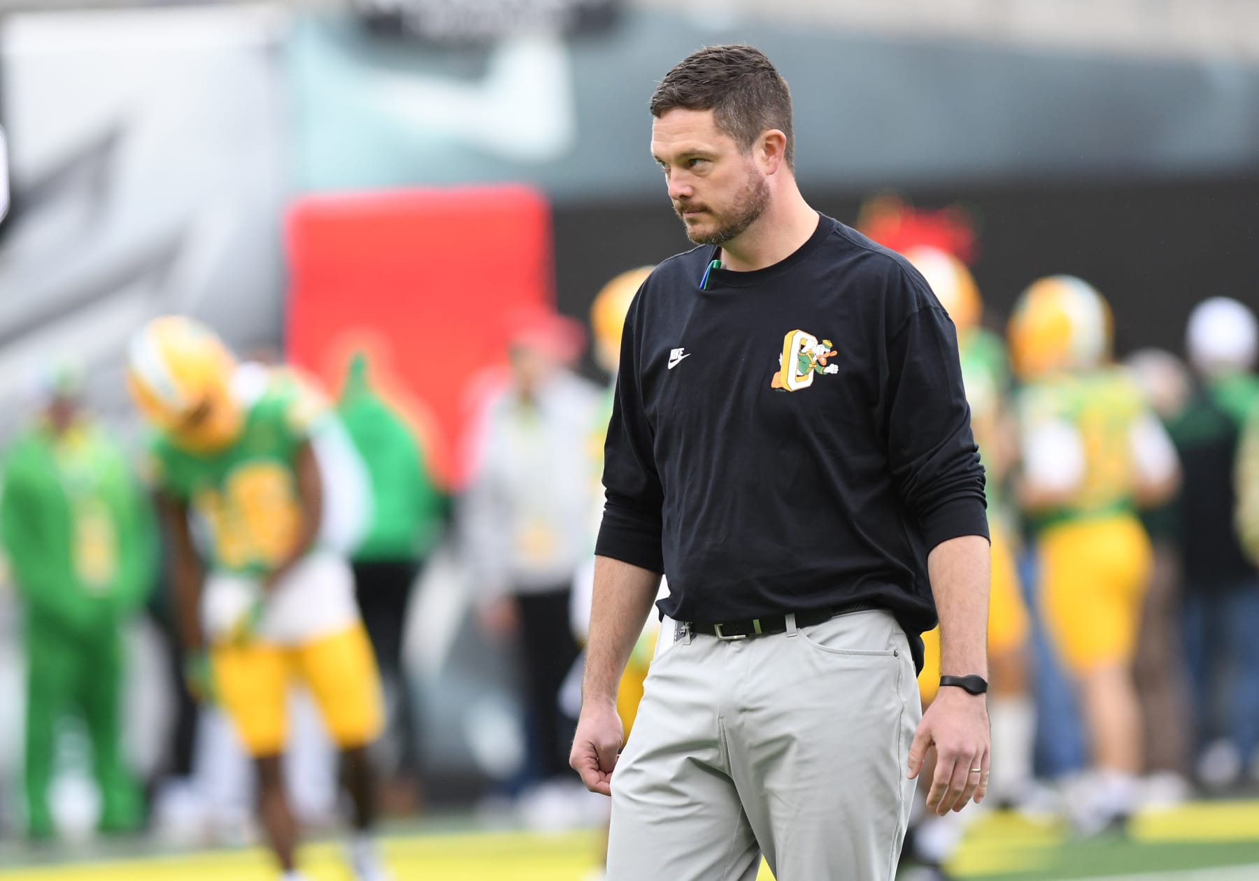 EUGENE, OR - OCTOBER 21: Oregon Ducks head coach Dan Lanning watches pregame drills during a college football game between the Oregon Ducks and Washington State Cougars on October 21, 2023, at Autzen Stadium in Eugene, Oregon.(Photo by Brian Murphy/Icon Sportswire via Getty Images)