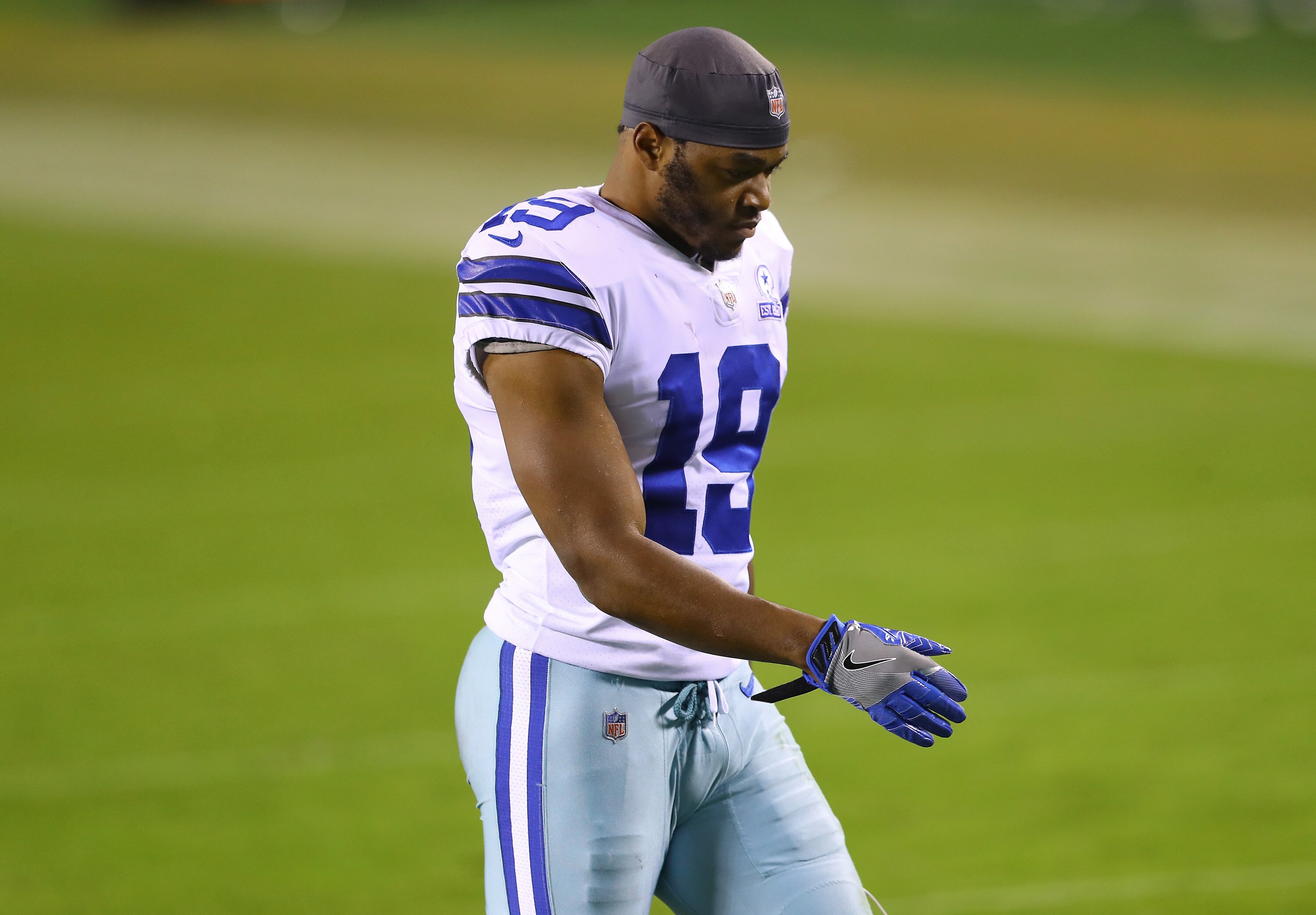 PHILADELPHIA, PENNSYLVANIA - NOVEMBER 01: Wide receiver Amari Cooper #19 of the Dallas Cowboys walks off the field after the game against the Philadelphia Eagles at Lincoln Financial Field on November 01, 2020 in Philadelphia, Pennsylvania. The Eagles defeated the Cowboys 23-9. (Photo by Mitchell Leff/Getty Images)