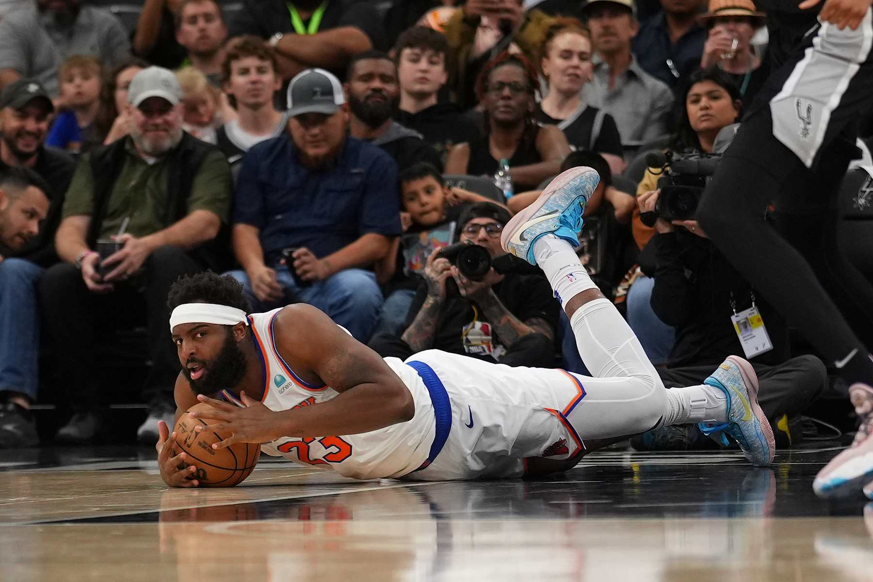 SAN ANTONIO, TX - MARCH 29:  Mitchell Robinson #23 of the New York Knicks dives for the ball during the game against the San Antonio Spurs on March 29, 2024 at the Frost Bank Center in San Antonio, Texas. NOTE TO USER: User expressly acknowledges and agrees that, by downloading and or using this photograph, user is consenting to the terms and conditions of the Getty Images License Agreement. Mandatory Copyright Notice: Copyright 2024 NBAE (Photos by Darren Carroll/NBAE via Getty Images)