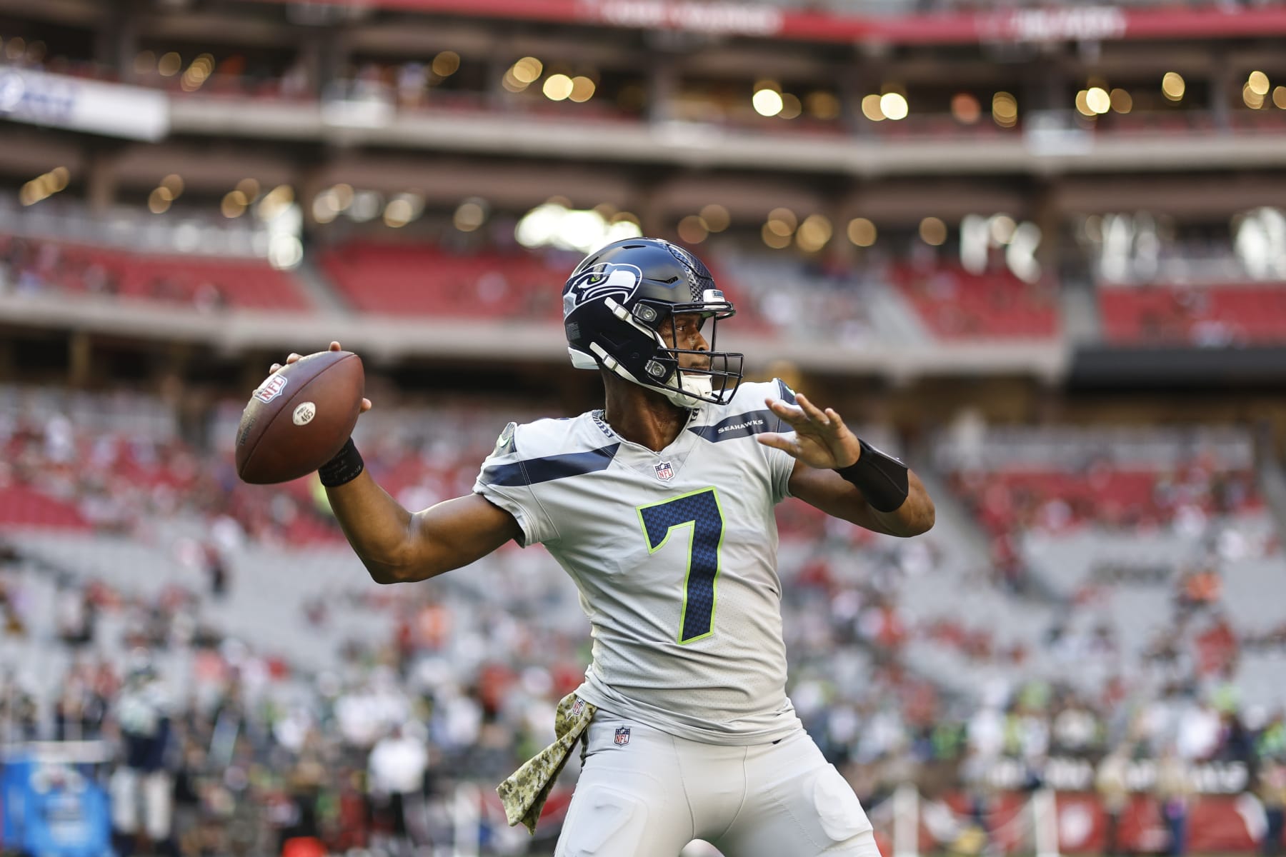 GLENDALE, ARIZONA - NOVEMBER 06: Geno Smith #7 of the Seattle Seahawks warms up prior to an NFL Football game between the Arizona Cardinals and the Seattle Seahawks at State Farm Stadium on November 06, 2022 in Glendale, Arizona. (Photo by Michael Owens/Getty Images)