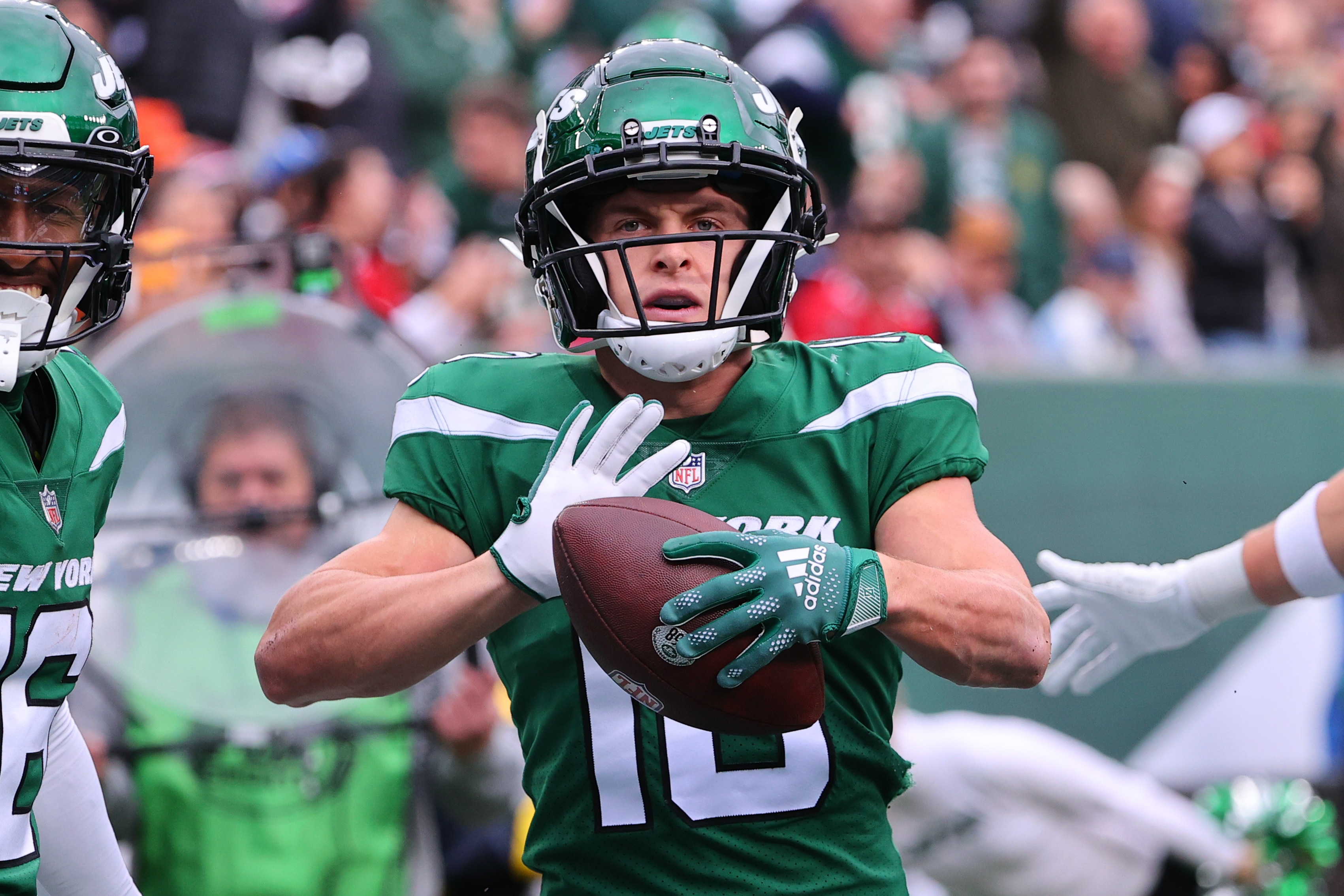 EAST RUTHERFORD, NJ - JANUARY 02:  New York Jets wide receiver Braxton Berrios (10) reacts  after a touchdown during the National Football League game between the New York Jets and the Tampa Bay Buccaneers on January 2, 2022 at MetLife Stadium in East Rutherford, NJ.   (Photo by Rich Graessle/Icon Sportswire via Getty Images)