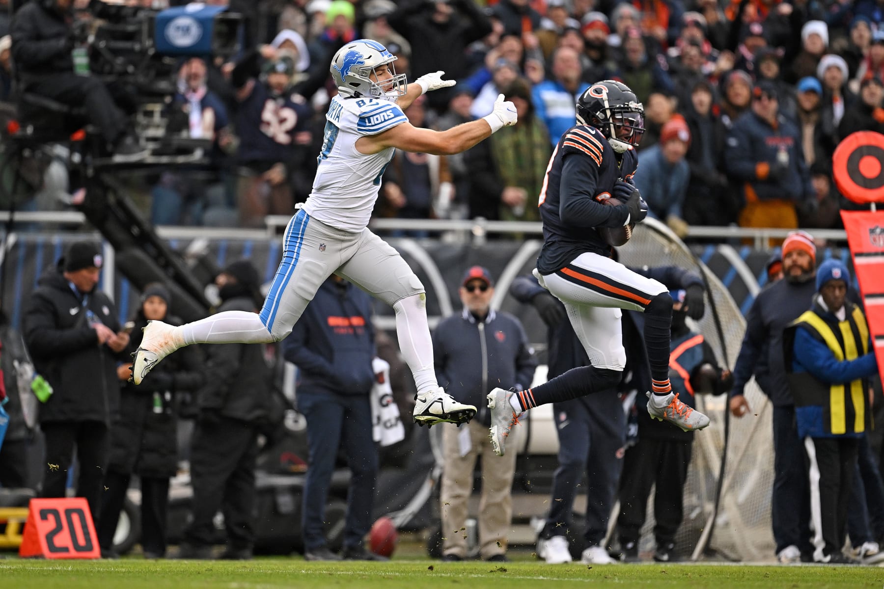 Bears CB Jaylon Johnson intercepts a pass intended for Lions TE Sam LaPorta