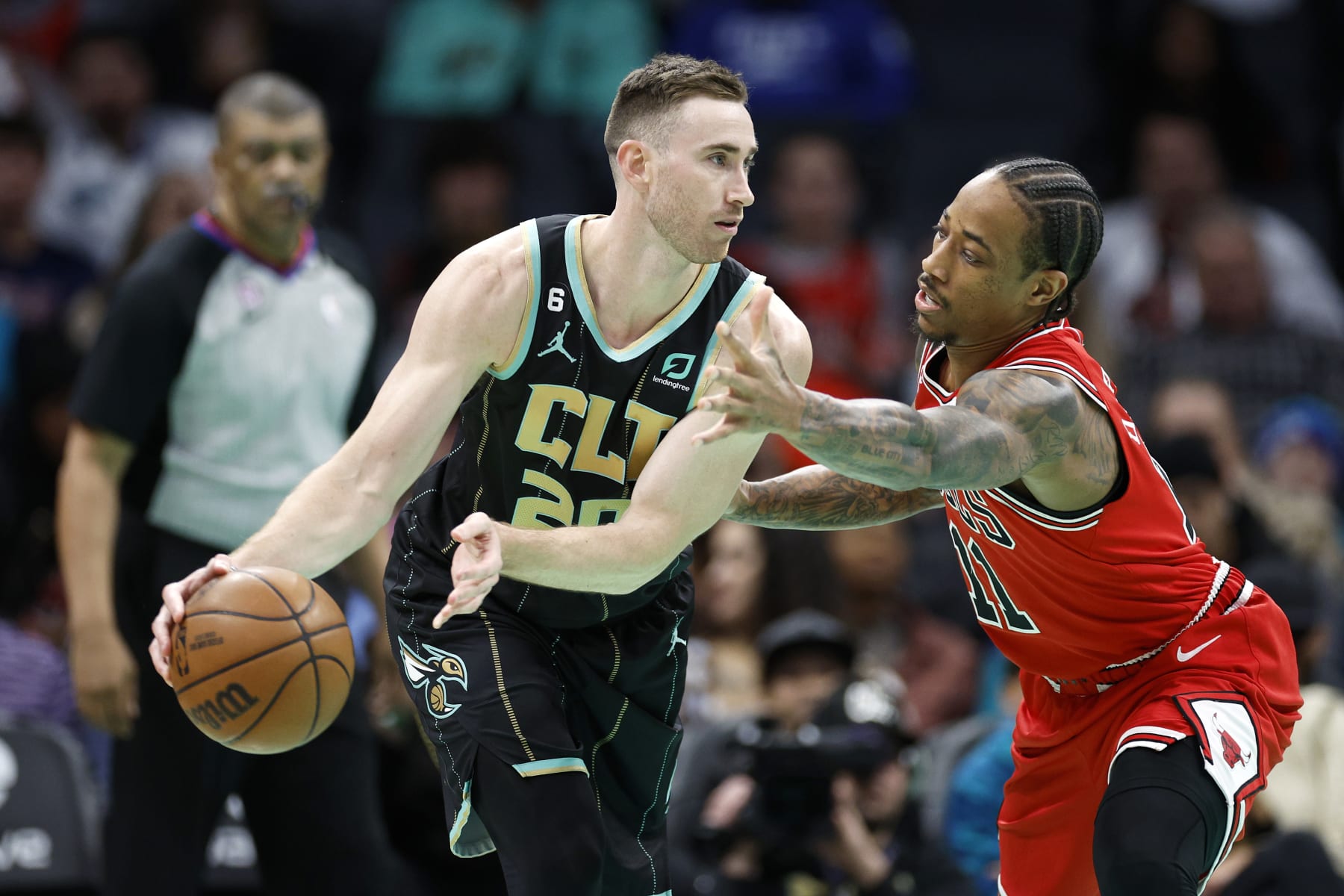 CHARLOTTE, NORTH CAROLINA - JANUARY 26: Gordon Hayward #20 of the Charlotte Hornets looks over the court while guarded by DeMar DeRozan #11 of the Chicago Bulls during the first quarter of the game at Spectrum Center on January 26, 2023 in Charlotte, North Carolina. NOTE TO USER: User expressly acknowledges and agrees that, by downloading and or using this photograph, User is consenting to the terms and conditions of the Getty Images License Agreement.  (Photo by Jared C. Tilton/Getty Images)