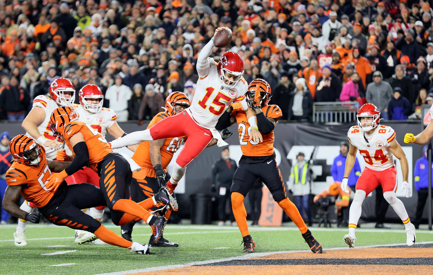CINCINNATI, OHIO - DECEMBER 04: Patrick Mahomes #15 of the Kansa City Chiefs against the Cincinnati Bengals at Paycor Stadium on December 04, 2022 in Cincinnati, Ohio. (Photo by Andy Lyons/Getty Images)