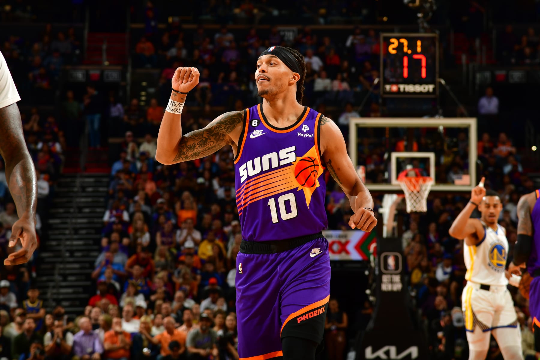 PHOENIX, AZ - OCTOBER 25 Damion Lee #10 of the Phoenix Suns looks on during the game against the Golden State Warriors on October 25 2022 at Footprint Center in Phoenix, Arizona. NOTE TO USER: User expressly acknowledges and agrees that, by downloading and or using this photograph, user is consenting to the terms and conditions of the Getty Images License Agreement. Mandatory Copyright Notice: Copyright 2022 NBAE (Photo by Kate Frese/NBAE via Getty Images)