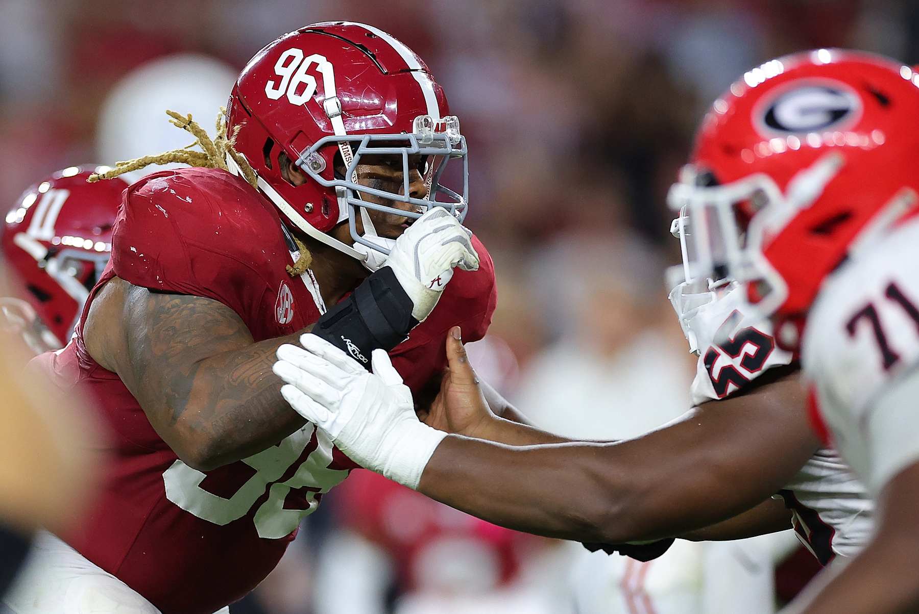 Alabama's Tim Keenan takes on the Georgia offensive line