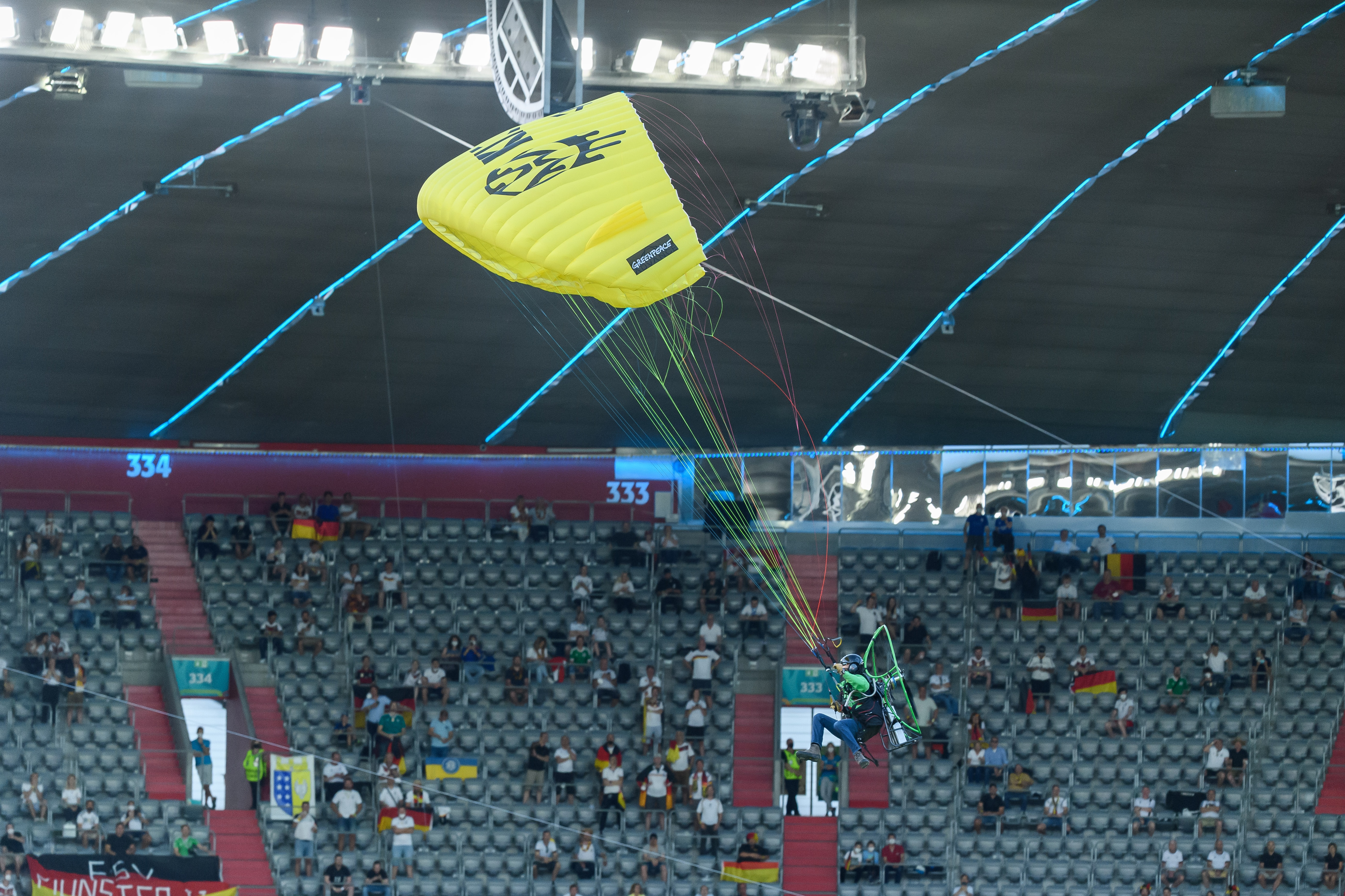 MUNICH, GERMANY - JUNE 15: (BILD ZEITUNG OUT) . Parachutist is seen prior to the UEFA Euro 2020 Championship Group F match between France and Germany on June 15, 2021 in Munich, Germany. (Photo by Alex Gottschalk/DeFodi Images via Getty Images) MUNICH, GERMANY - JUNE 15: (BILD ZEITUNG OUT) . Parachutist is seen prior to the UEFA Euro 2020 Championship Group F match between France and Germany on June 15, 2021 in Munich, Germany. (Photo by Alex Gottschalk/DeFodi Images via Getty Images)