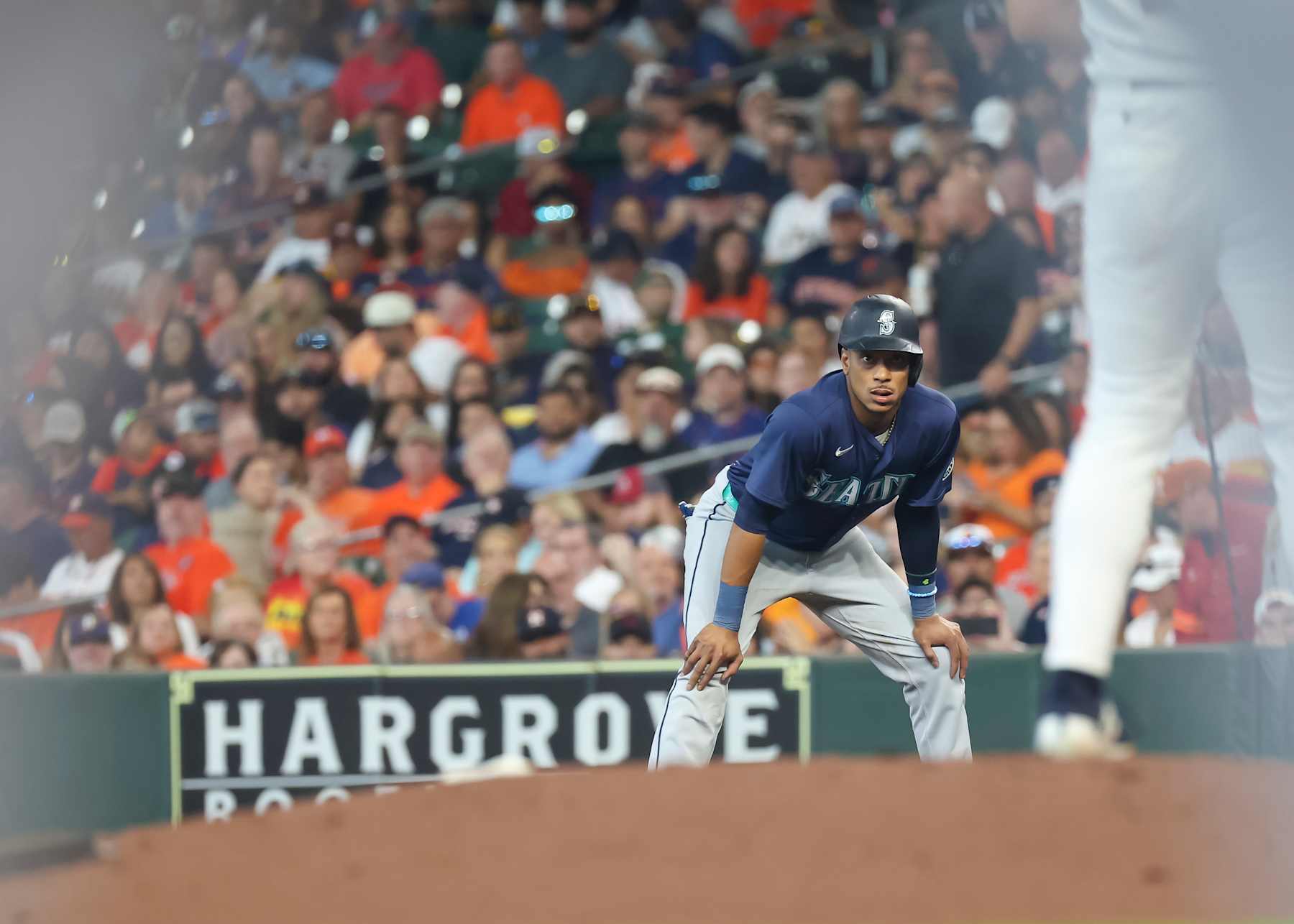 HOUSTON, TX - SEPTEMBER 25:  Seattle Mariners second baseman Jorge Polanco (7) watches the pitcher in the top of the second inning during the MLB game between the Seattle Mariners and Houston Astros on September 25, 2024 at Minute Maid Park in Houston, Texas.  (Photo by Leslie Plaza Johnson/Icon Sportswire via Getty Images)