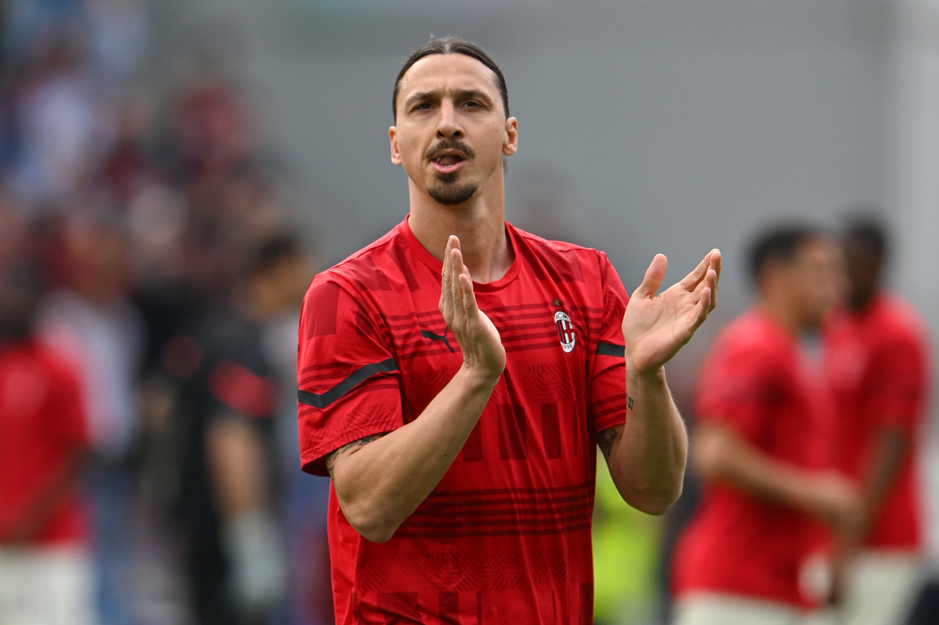 REGGIO NELL'EMILIA, ITALY - MAY 22: Zlatan Ibrahimovic of AC Milan applauds the fans prior to the Serie A match between US Sassuolo and AC Milan at Mapei Stadium - Citta' del Tricolore on May 22, 2022 in Reggio nell'Emilia, Italy. (Photo by Chris Ricco/Getty Images) REGGIO NELL'EMILIA, ITALY - MAY 22: Zlatan Ibrahimovic of AC Milan applauds the fans prior to the Serie A match between US Sassuolo and AC Milan at Mapei Stadium - Citta' del Tricolore on May 22, 2022 in Reggio nell'Emilia, Italy. (Photo by Chris Ricco/Getty Images)