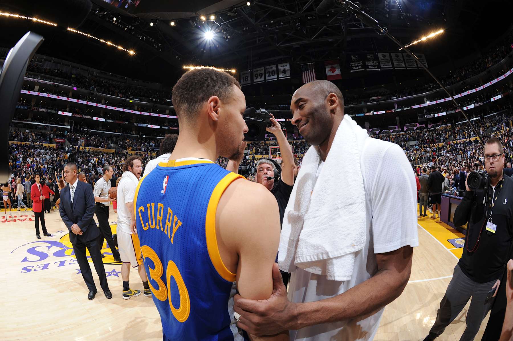 LOS ANGELES, CA - MARCH 6:  Kobe Bryant #24 of the Los Angeles Lakers shakes hands with Stephen Curry #30 of the Golden State Warriors after the game on March 6, 2016 at STAPLES Center in Los Angeles, California. NOTE TO USER: User expressly acknowledges and agrees that, by downloading and/or using this Photograph, user is consenting to the terms and conditions of the Getty Images License Agreement. Mandatory Copyright Notice: Copyright 2016 NBAE (Photo by Andrew D. Bernstein/NBAE via Getty Images)