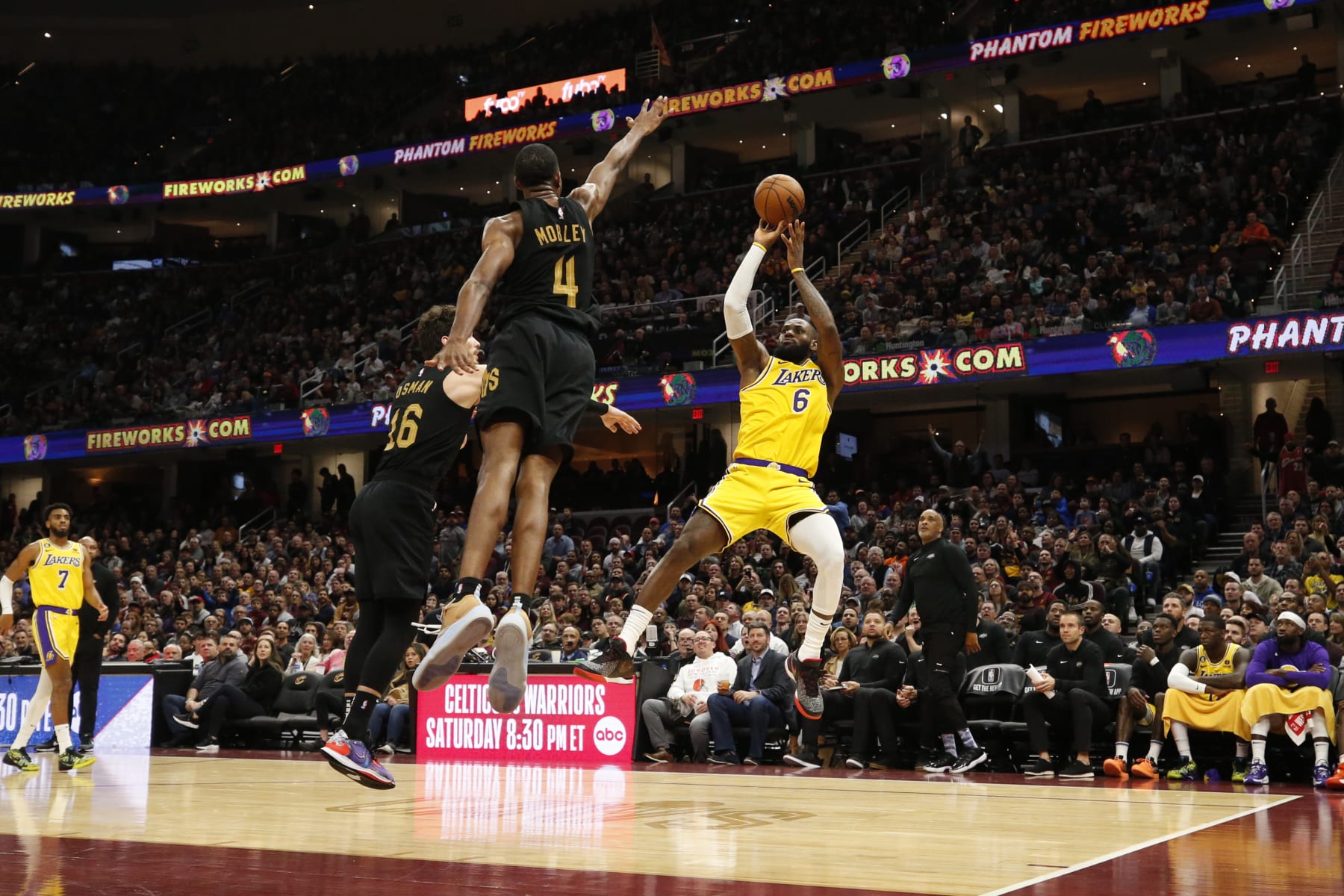 CLEVELAND, OH - DECEMBER 6:  LeBron James #6 of the Los Angeles Lakers shoots the ball during the game against the Cleveland Cavaliers on December 6, 2022 at Rocket Mortgage FieldHouse in Cleveland, Ohio. NOTE TO USER: User expressly acknowledges and agrees that, by downloading and/or using this Photograph, user is consenting to the terms and conditions of the Getty Images License Agreement. Mandatory Copyright Notice: Copyright 2022 NBAE (Photo by Lauren Leigh Bacho/NBAE via Getty Images)