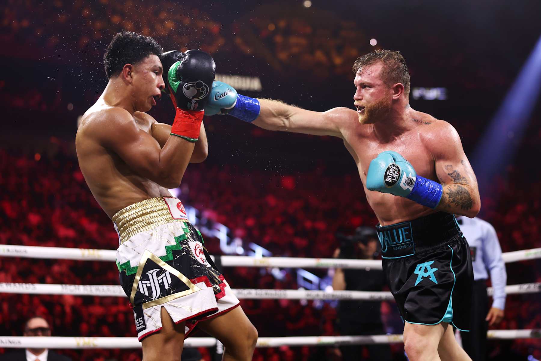 LAS VEGAS, NEVADA - MAY 04: Canelo Alvarez (R) lands a punch on Jaime Munguia (L) during their super middleweight title fight at T-Mobile Arena on May 04, 2024 in Las Vegas, Nevada. (Photo by Cris Esqueda/Golden Boy/Getty Images)