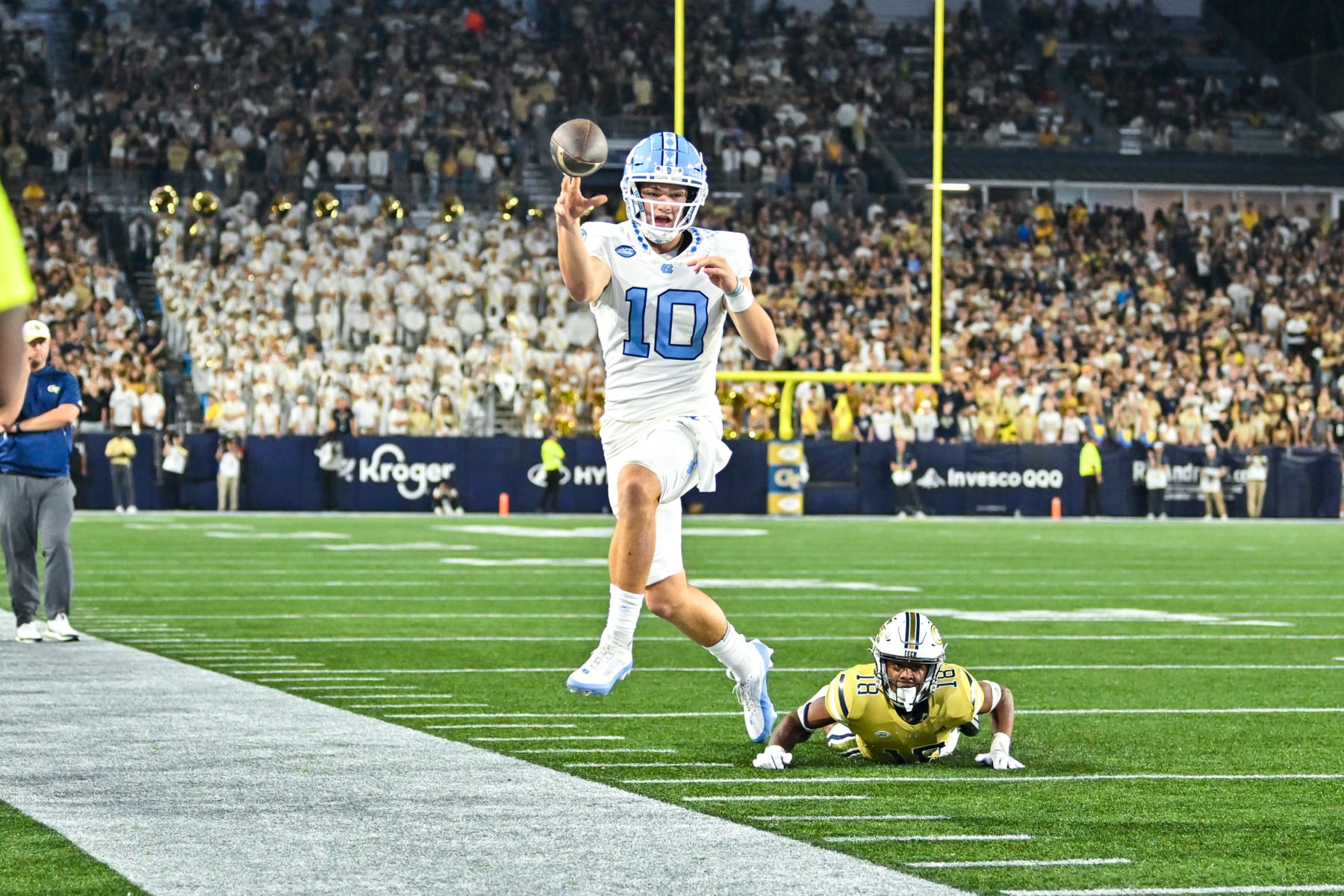 ATLANTA, GA  OCTOBER 28:  North Carolina quarterback Drake Maye (10) throws a pass during the college football game between the North Carolina Tar Heels and the Georgia Tech Yellow Jackets on October 28th, 2023 at Bobby Dodd Stadium in Atlanta, GA.  (Photo by Rich von Biberstein/Icon Sportswire via Getty Images)