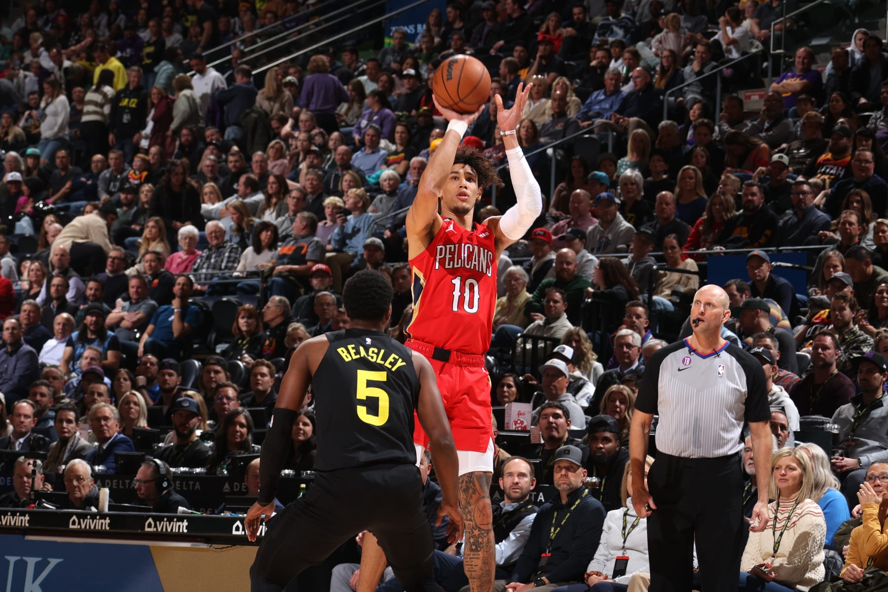 NEW YORK, NY - DECEMBER 13: Jaxson Hayes #10 of the New Orleans Pelicans shoots a three point basket during the game against the Utah Jazz on December 13, 2022 at Vivint Arena in Salt Lake City, Utah. NOTE TO USER: User expressly acknowledges and agrees that, by downloading and or using this photograph, User is consenting to the terms and conditions of the Getty Images License Agreement. Mandatory Copyright Notice: Copyright 2022 NBAE  (Photo by Nathaniel S. Butler/NBAE via Getty Images)