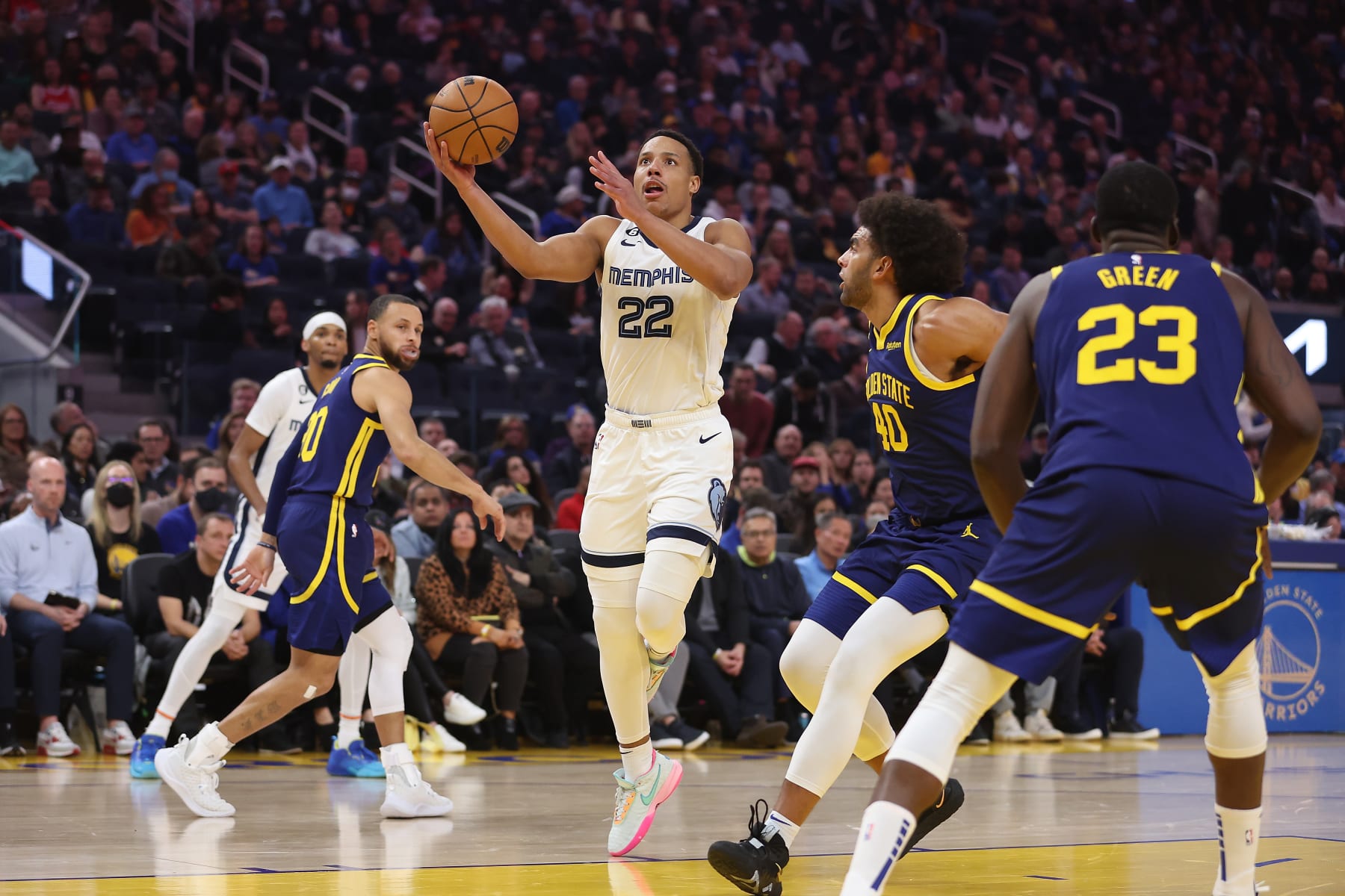 SAN FRANCISCO, CALIFORNIA - JANUARY 25: Desmond Bane #22 of the Memphis Grizzlies drives to the basket against Anthony Lamb #40 of the Golden State Warriors in the second quarter at Chase Center on January 25, 2023 in San Francisco, California. NOTE TO USER: User expressly acknowledges and agrees that, by downloading and/or using this photograph, User is consenting to the terms and conditions of the Getty Images License Agreement. (Photo by Lachlan Cunningham/Getty Images)