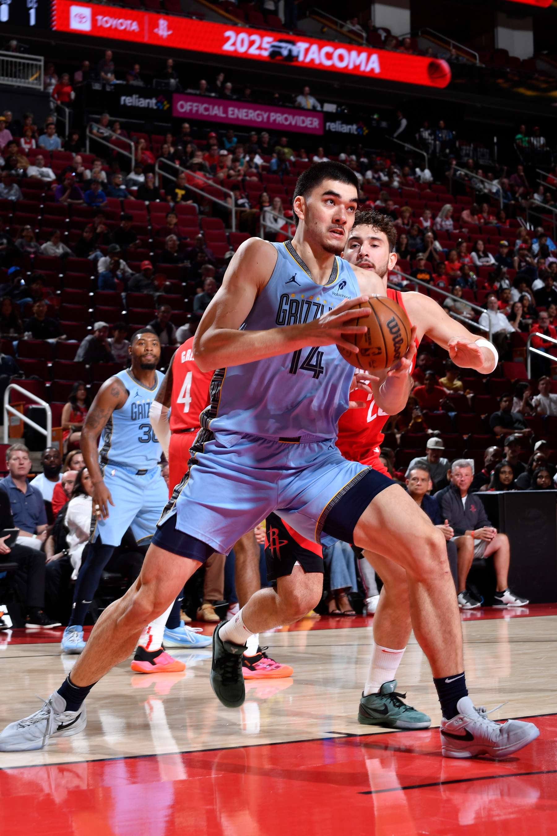 HOUSTON, TX - OCTOBER 25: Zach Edey #14 of the Memphis Grizzlies handles the ball during the game against the Houston Rockets on October 25, 2024 at the Toyota Center in Houston, Texas. NOTE TO USER: User expressly acknowledges and agrees that, by downloading and or using this photograph, User is consenting to the terms and conditions of the Getty Images License Agreement. Mandatory Copyright Notice: Copyright 2024 NBAE (Photo by Logan Riely/NBAE via Getty Images)