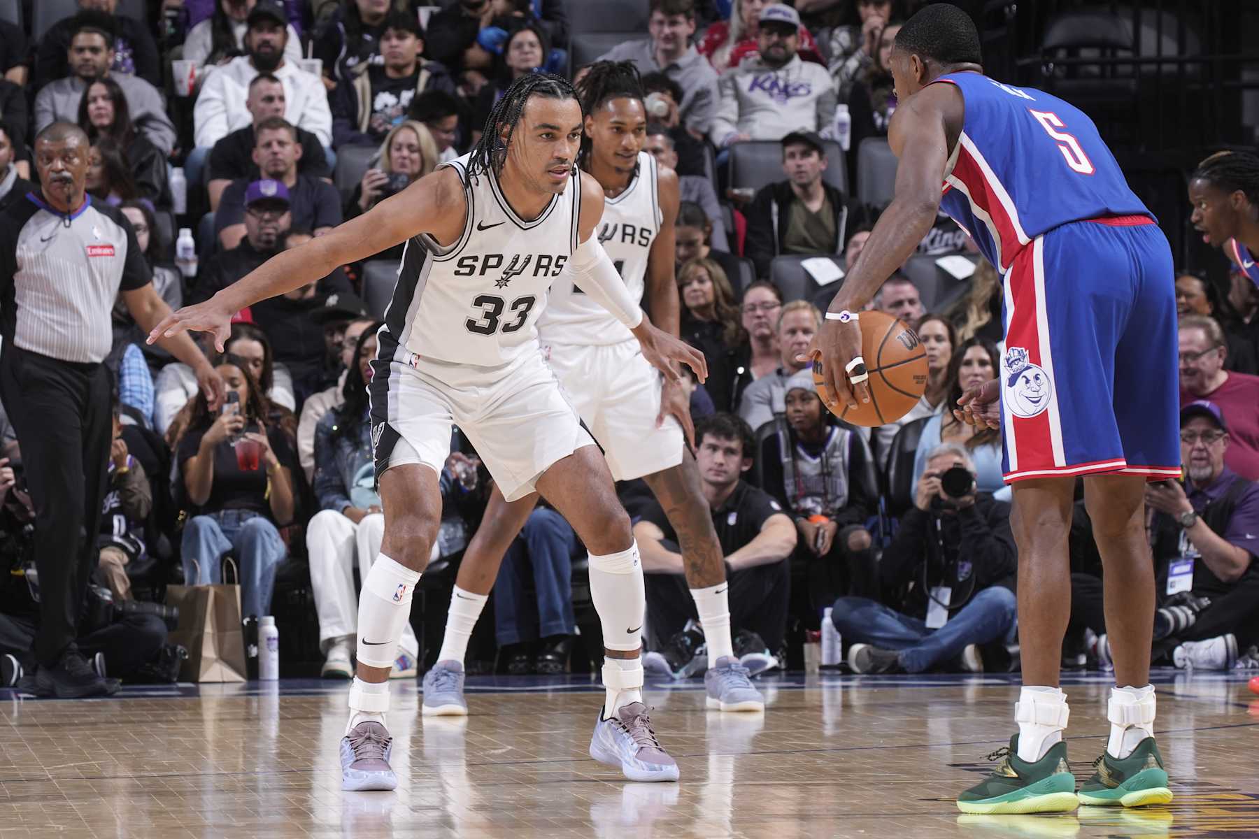 SACRAMENTO, CA - DECEMBER 1: Tre Jones #33 of the San Antonio Spurs defends against De'Aaron Fox #5 of the Sacramento Kings during the game on December 1, 2024 at Golden 1 Center in Sacramento, California. NOTE TO USER: User expressly acknowledges and agrees that, by downloading and or using this photograph, User is consenting to the terms and conditions of the Getty Images Agreement. Mandatory Copyright Notice: Copyright 2024 NBAE (Photo by Rocky Widner/NBAE via Getty Images)