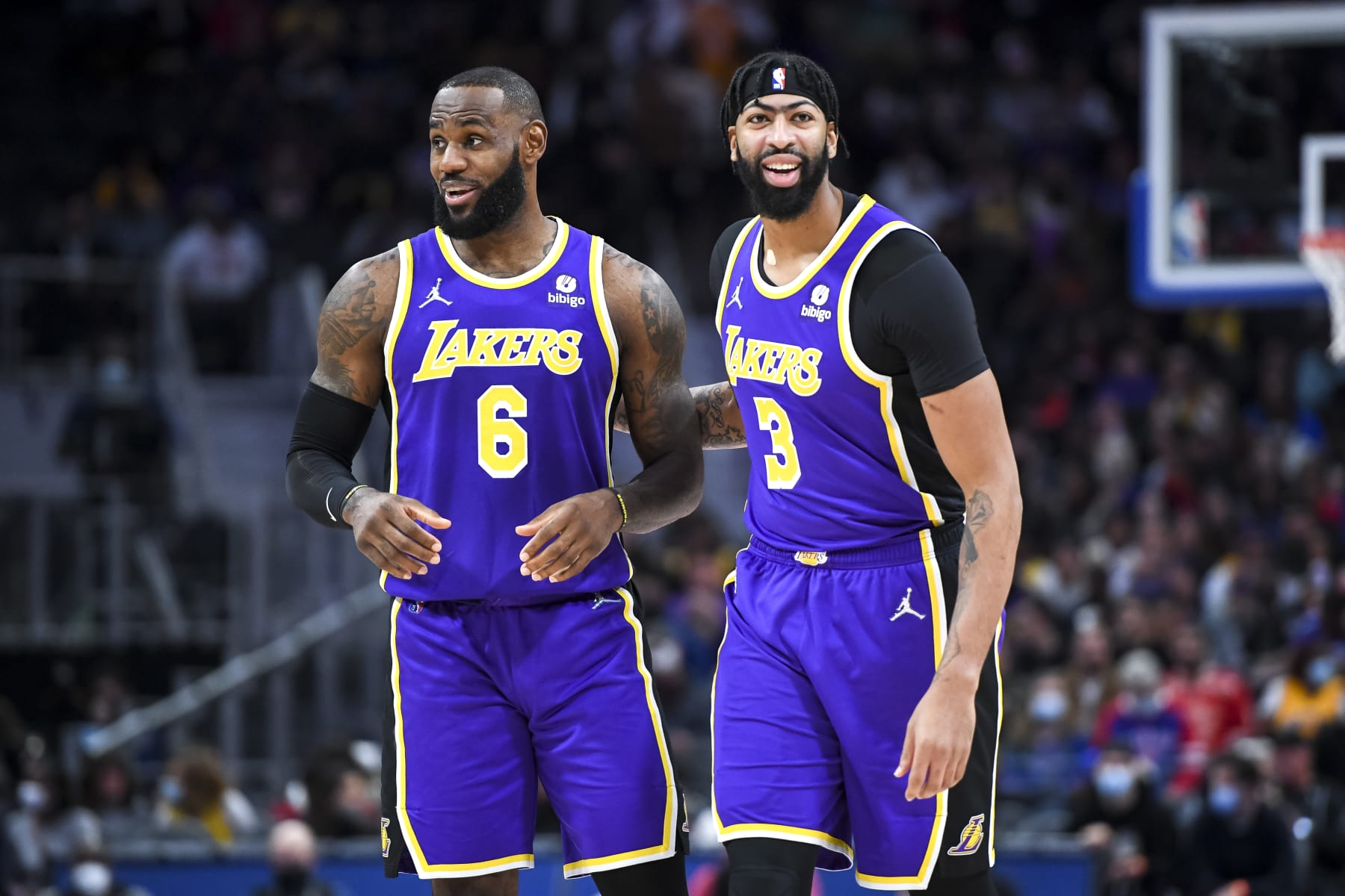 DETROIT, MICHIGAN - NOVEMBER 21: LeBron James #6 of the Los Angeles Lakers talks with Anthony Davis #3 of the Los Angeles Lakers before the game against the Detroit Pistons at Little Caesars Arena on November 21, 2021 in Detroit, Michigan. NOTE TO USER: User expressly acknowledges and agrees that, by downloading and or using this photograph, User is consenting to the terms and conditions of the Getty Images License Agreement. (Photo by Nic Antaya/Getty Images)
