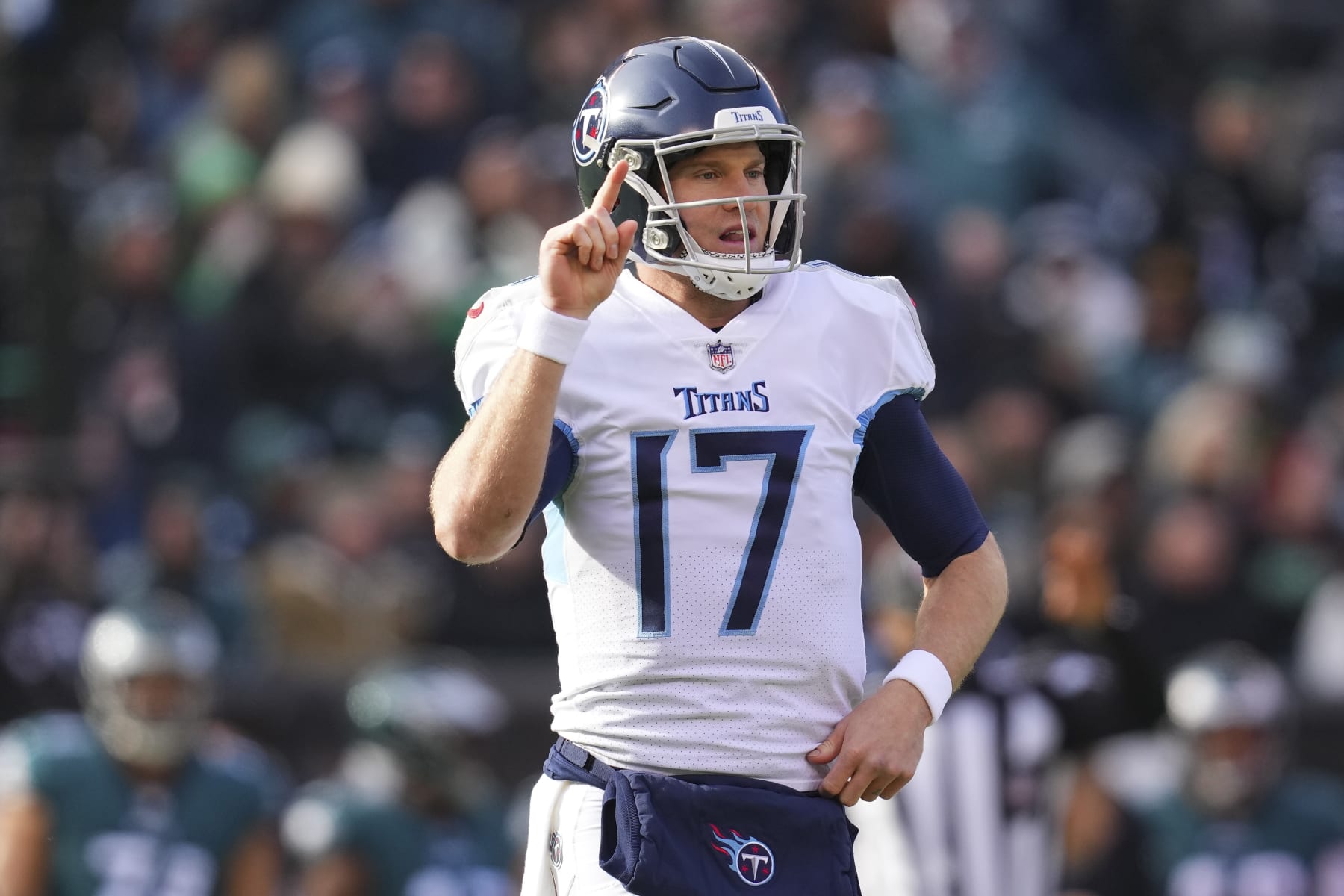 PHILADELPHIA, PA - DECEMBER 04: Ryan Tannehill #17 of the Tennessee Titans signals to the sidelines against the Philadelphia Eagles at Lincoln Financial Field on December 4, 2022 in Philadelphia, Pennsylvania. (Photo by Mitchell Leff/Getty Images)