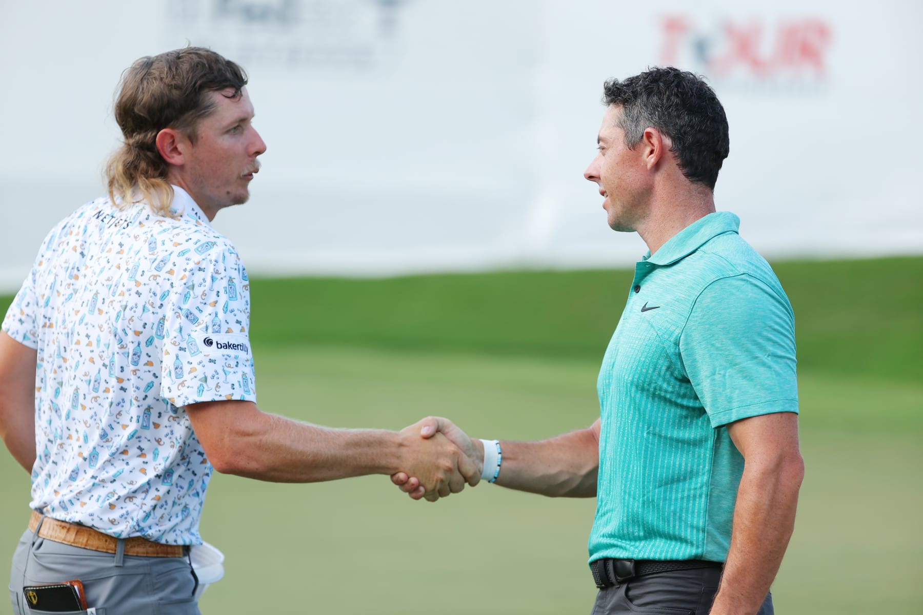 ATLANTA, GEORGIA - AUGUST 26: Cameron Smith of Australia and Rory McIlroy of Northern Ireland shake hands after finishing on the 18th green during the second round of the TOUR Championship at East Lake Golf Club on August 26, 2022 in Atlanta, Georgia. (Photo by Kevin C. Cox/Getty Images)