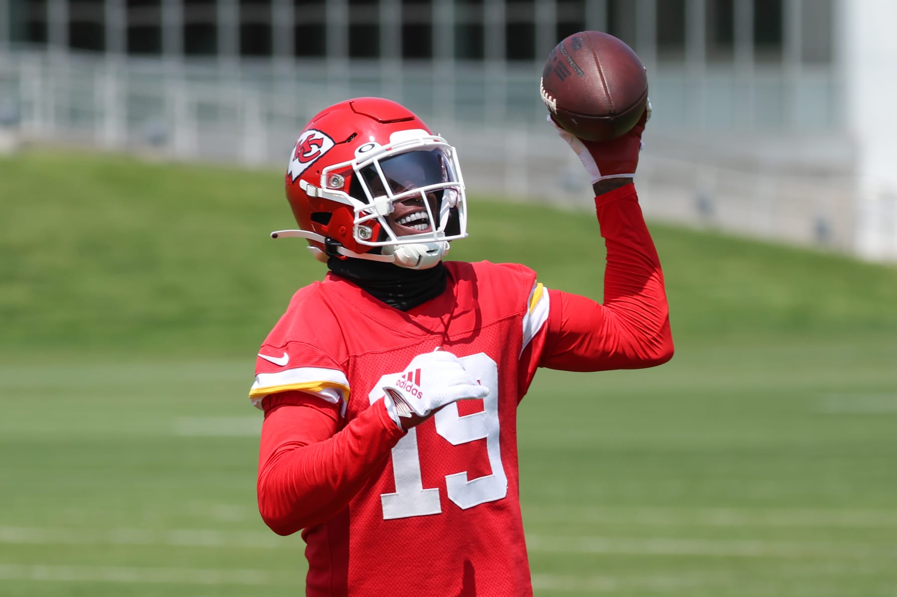 KANSAS CITY, MO - MAY 24: Kansas City Chiefs wide receiver Kadarius Toney (19) catches the ball with one hand during OTA's on May 24, 2023 at the Chief's Training Facility in Kansas City, MO. (Photo by Scott Winters/Icon Sportswire via Getty Images)