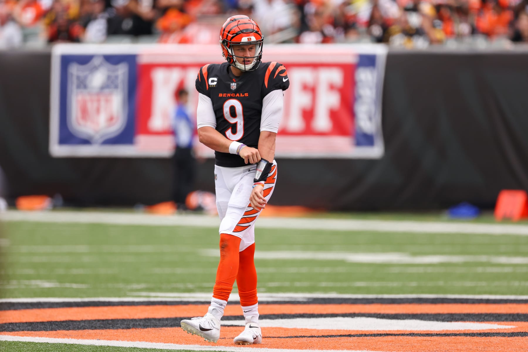 CINCINNATI, OH - SEPTEMBER 11: Cincinnati Bengals quarterback Joe Burrow (9) during the game against the Pittsburgh Steelers and the Cincinnati Bengals on September 11, 2022, at Paycor Stadium in Cincinnati, OH.  (Photo by Ian Johnson/Icon Sportswire via Getty Images)