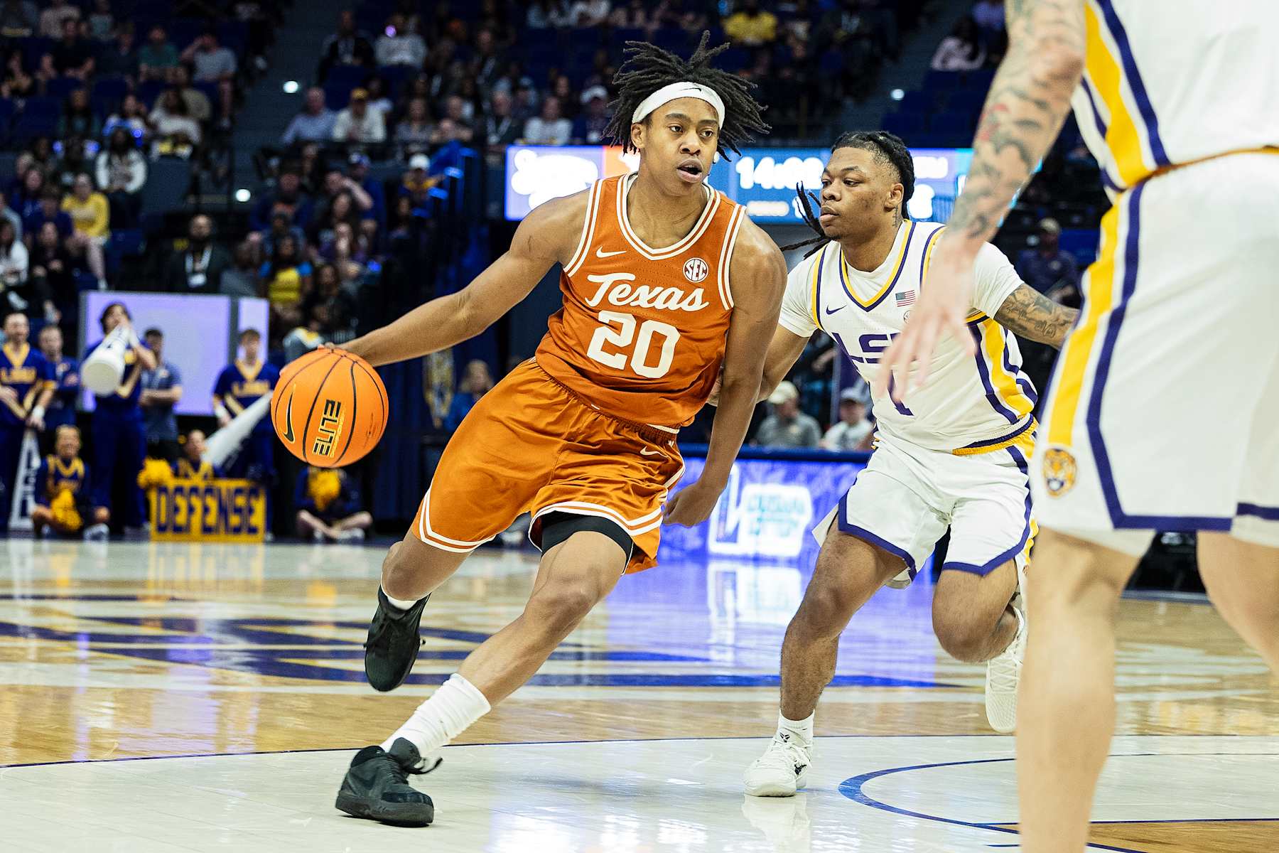 BATON ROUGE, LA - FEBRUARY 01:  Texas Longhorns guard Tre Johnson (20) dribbles the ball during a game between the LSU Tigers and the Texas Longhorns on February 01, 2025, at the Pete Maravich Assembly Center in Baton Rouge, LA. (Photo by John Korduner/Icon Sportswire via Getty Images)