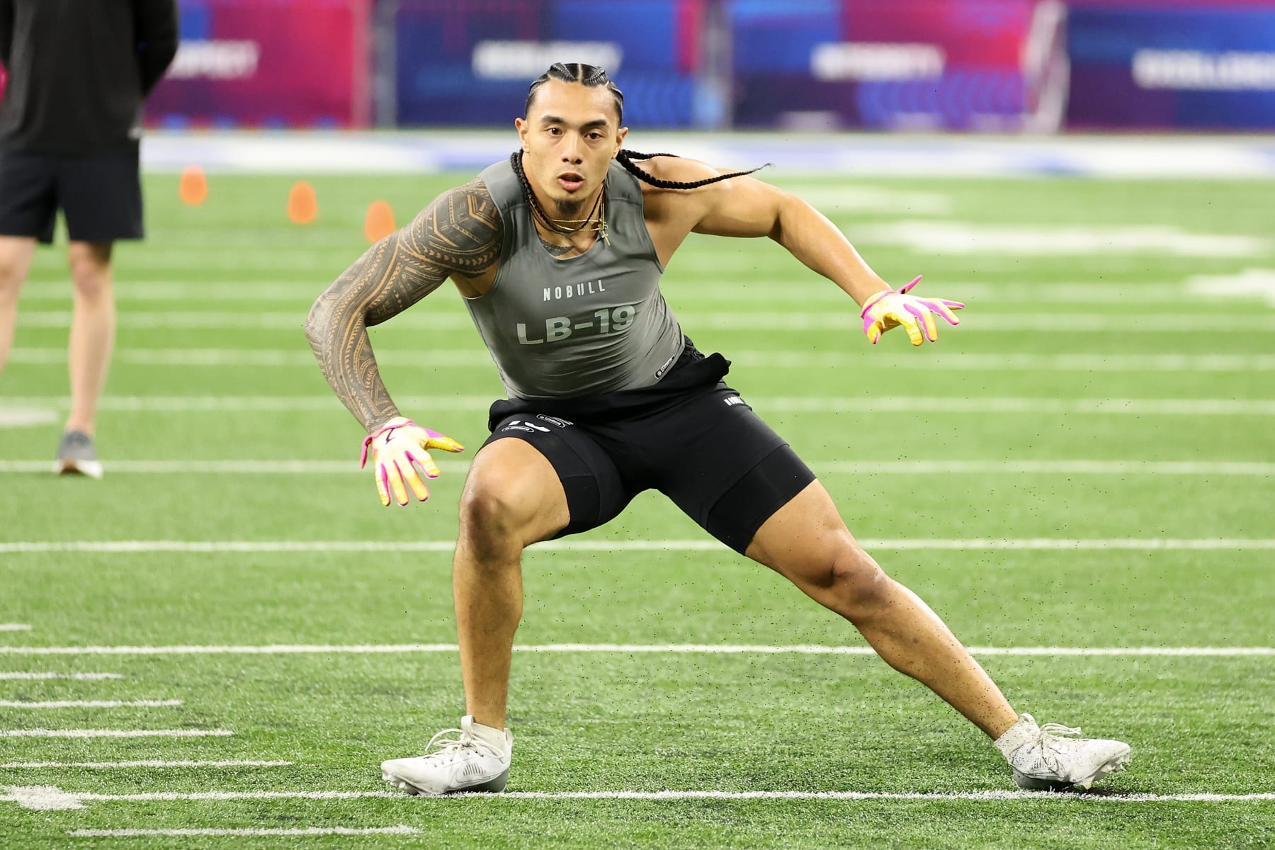 INDIANAPOLIS, INDIANA - FEBRUARY 29: Marist Liufau #LB19 of Notre Dame participates in a drill during the NFL Combine at Lucas Oil Stadium on February 29, 2024 in Indianapolis, Indiana. (Photo by Stacy Revere/Getty Images)