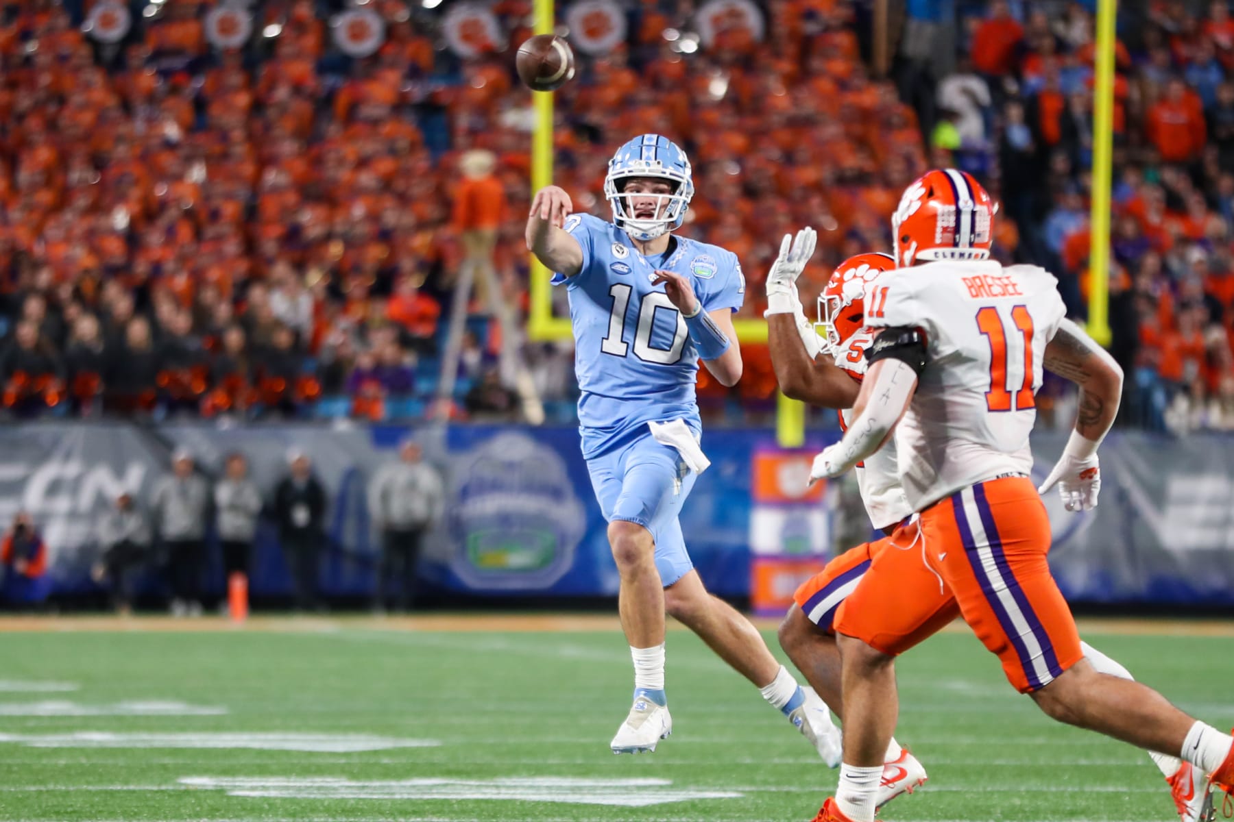 CHARLOTTE, NC - DECEMBER 03: Drake Maye (10) of the North Carolina Tar Heels passes the ball on the run during the ACC Championship football game between the North Carolina Tar Heels and the Clemson Tigers on December 3, 2022 at Bank of America Stadium in Charlotte, NC. (Photo by David Jensen/Icon Sportswire via Getty Images)