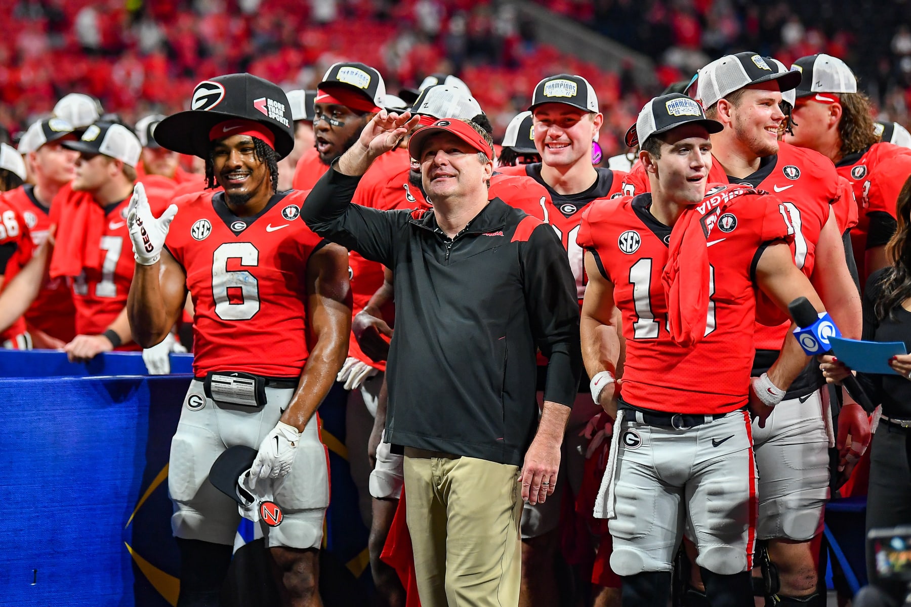 ATLANTA, GA  DECEMBER 03:  Georgia head coach Kirby Smart and players celebrate after winning the SEC Championship football game between the LSU Tigers and the Georgia Bulldogs on December 3rd, 2022 at Mercedes-Benz Stadium in Atlanta, GA.  (Photo by Rich von Biberstein/Icon Sportswire via Getty Images)