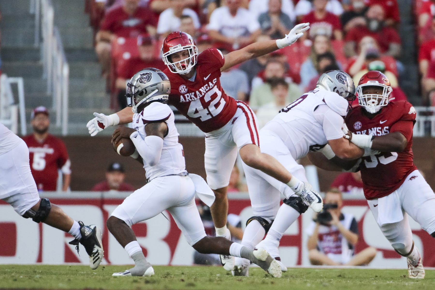FAYETTEVILLE, AR - SEPTEMBER 17: Arkansas Razorbacks linebacker Drew Sanders (42) lunges at Missouri State Bears quarterback Jason Shelley (3) during the college football game between the Missouri State Bears and Arkansas Razorbacks on September 17, 2022, at Donald W. Reynolds Razorback Stadium in Fayetteville, Arkansas. (Photo by Andy Altenburger/Icon Sportswire via Getty Images)