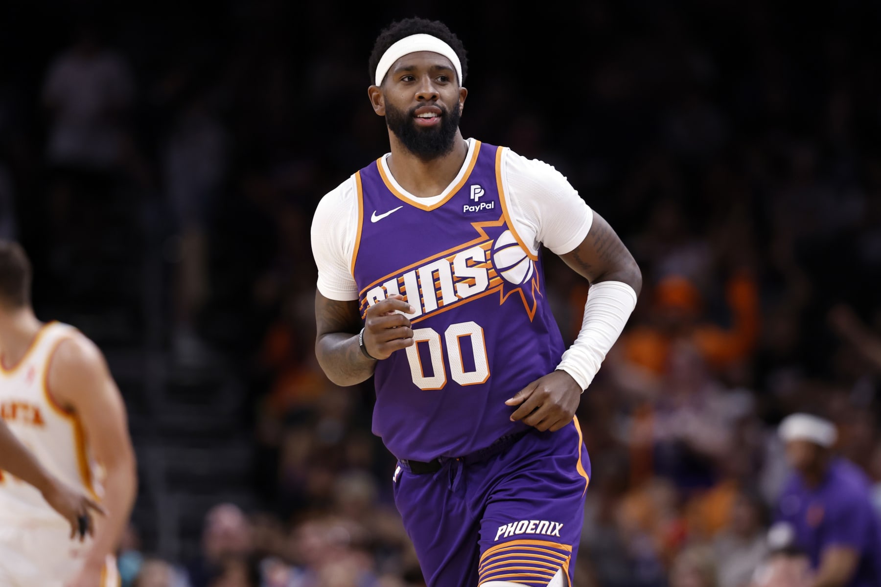 PHOENIX, ARIZONA - MARCH 21: Royce O'Neale #00 of the Phoenix Suns in action during the game against the Atlanta Hawks at Footprint Center on March 21, 2024 in Phoenix, Arizona. NOTE TO USER: User expressly acknowledges and agrees that, by downloading and or using this photograph, User is consenting to the terms and conditions of the Getty Images License Agreement.  (Photo by Chris Coduto/Getty Images)