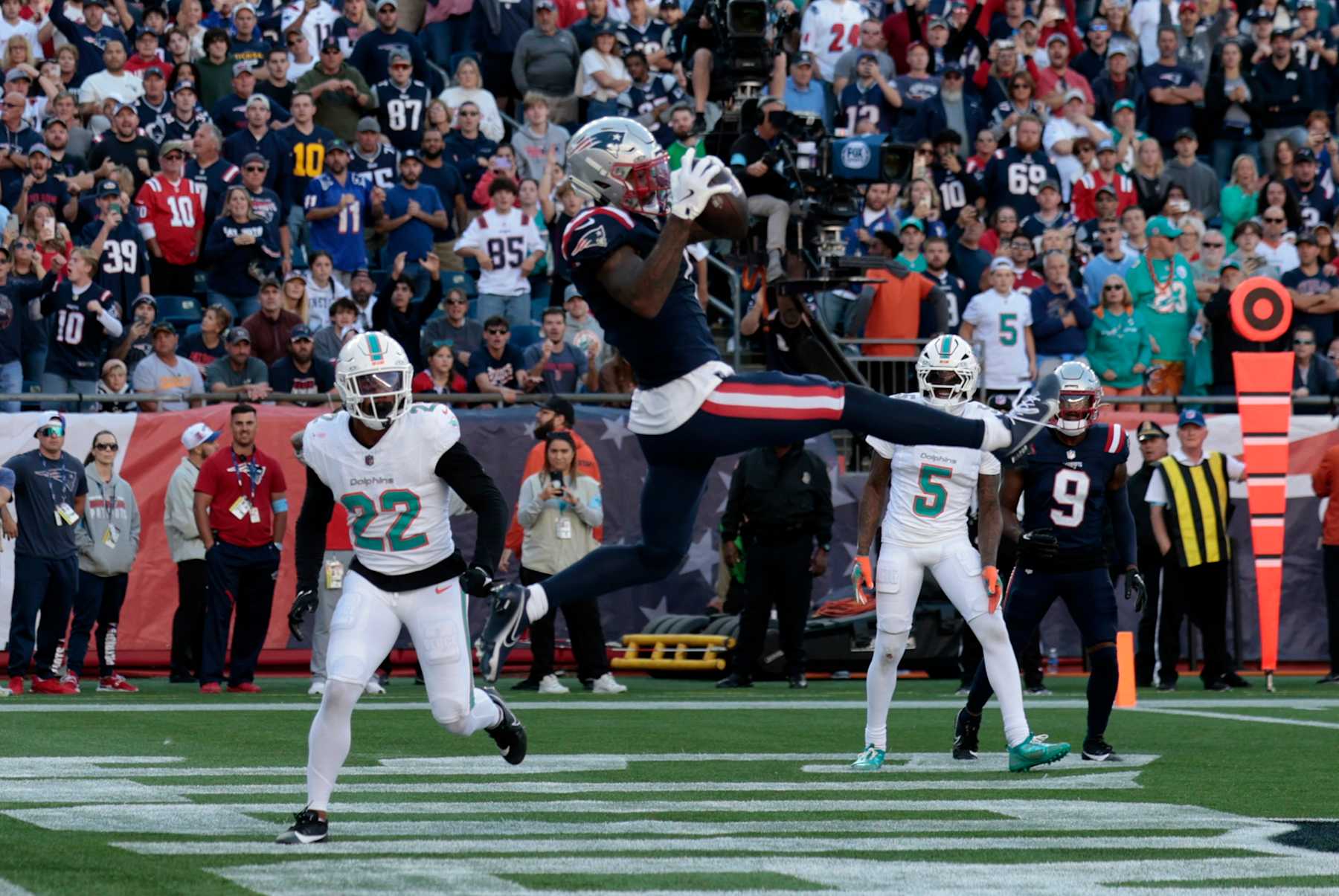 FOXBOROUGH, MA - OCTOBER 06: New England Patriots wide receiver Ja'Lynn Polk (1) makes the catch but can't keep his feet in the end zone during a game between the New England Patriots and the Miami Dolphins on October 6, 2024, at Gillette Stadium in Foxborough, Massachusetts. (Photo by Fred Kfoury III/Icon Sportswire via Getty Images)