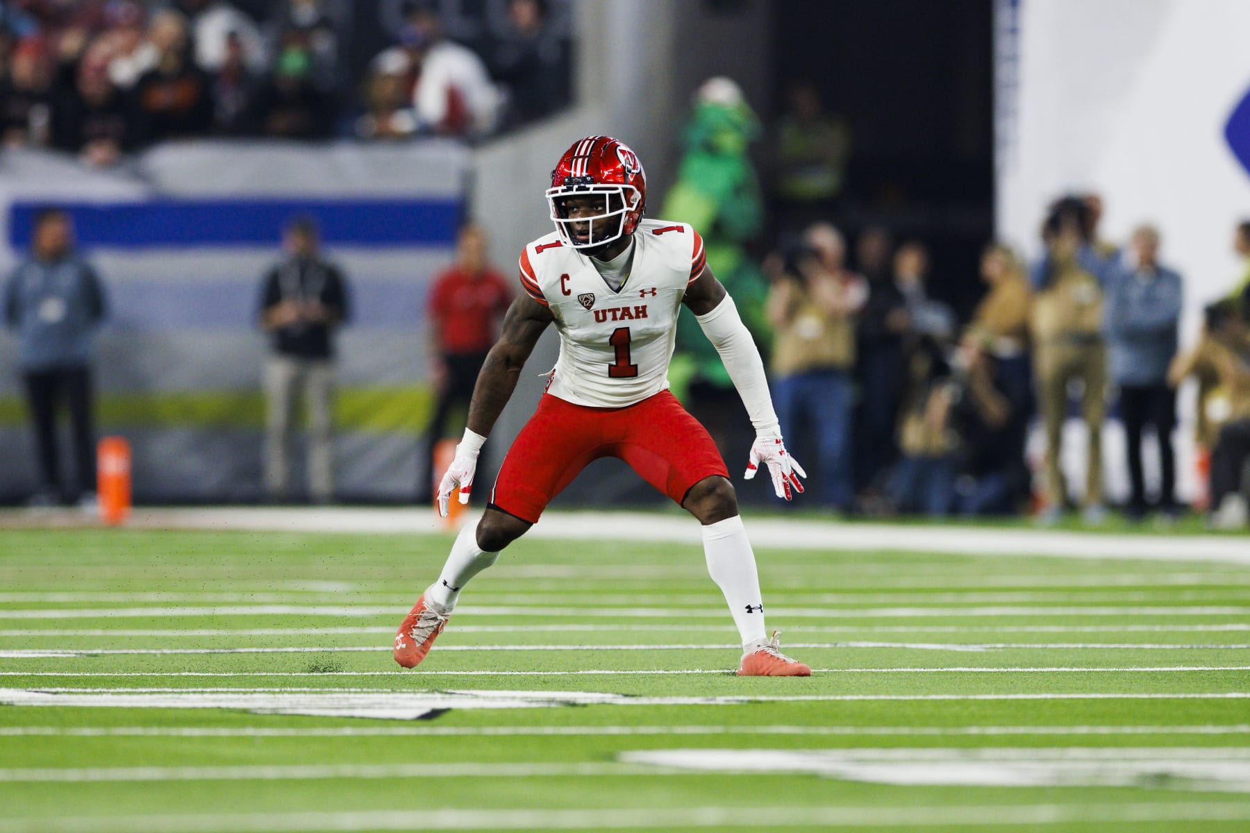 LAS VEGAS, NV - DECEMBER 02: Utah Utes cornerback Clark Phillips III (1) defends in coverage on defense during the Pac-12 Championship football game between Utah Utes and USC Trojans on December 2, 2022 at Allegiant Stadium in Las Vegas, NV. (Photo by Ric Tapia/Icon Sportswire via Getty Images)