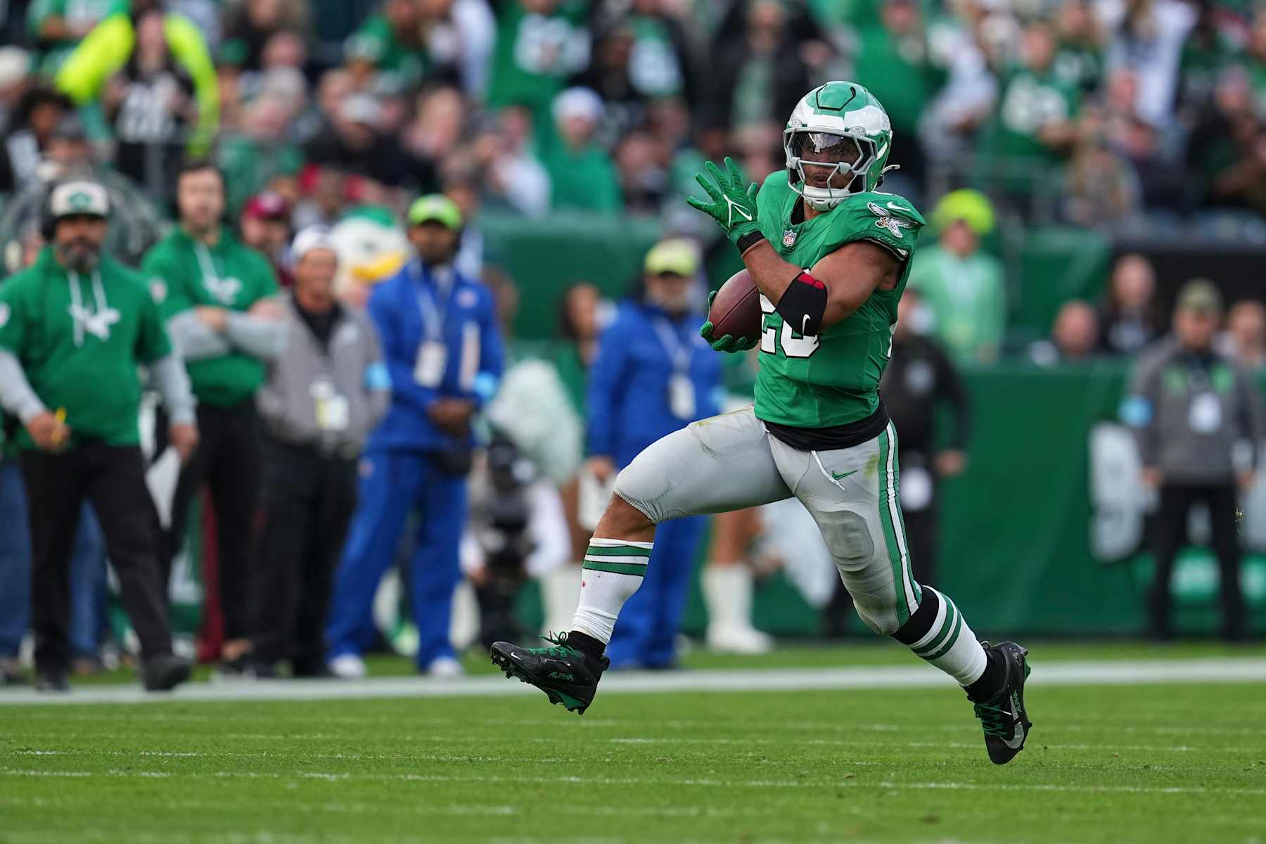 PHILADELPHIA, PENNSYLVANIA - DECEMBER 29: Saquon Barkley #26 of the Philadelphia Eagles runs the ball against the Dallas Cowboys at Lincoln Financial Field on December 29, 2024 in Philadelphia, Pennsylvania. (Photo by Mitchell Leff/Getty Images)