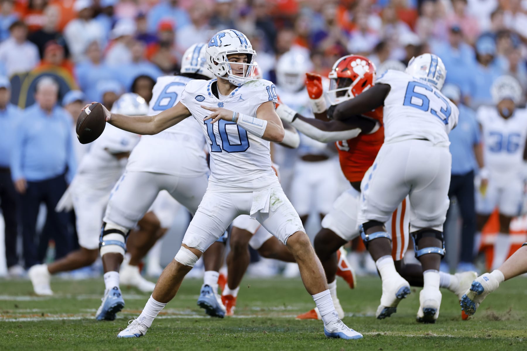 CLEMSON, SC - NOVEMBER 18: North Carolina Tar Heels quarterback Drake Maye (10) passes the ball during a college football game against the Clemson Tigers on November 18, 2023 at Memorial Stadium in Clemson, South Carolina. (Photo by Joe Robbins/Icon Sportswire via Getty Images)