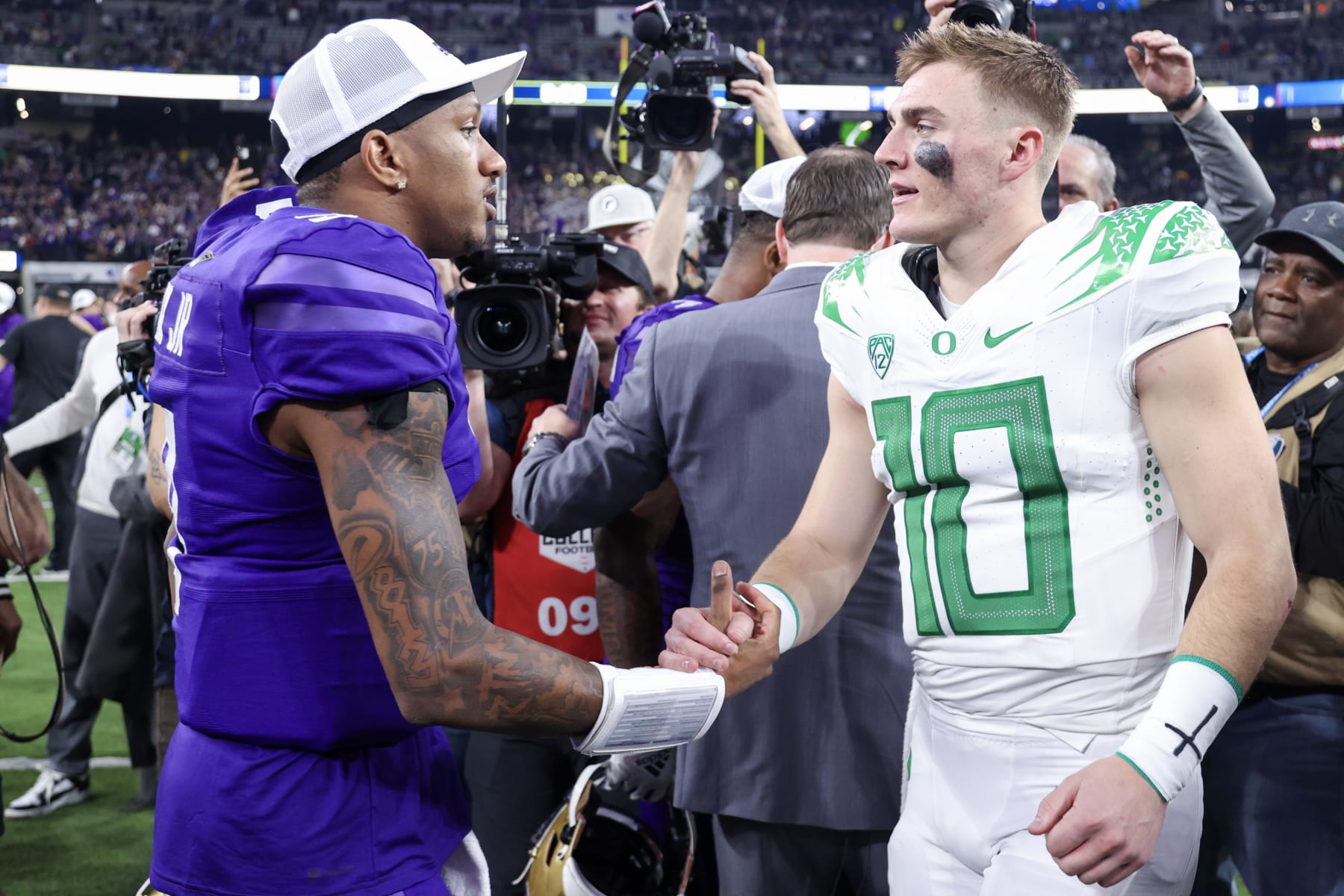 Washington quarterback Michael Penix Jr. (left) and Oregon quarterback Bo Nix (right)