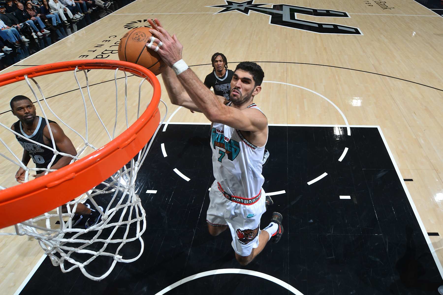 SAN ANTONIO, TX - JANUARY 15: Santi Aldama #7 of the Memphis Grizzlies drives to the basket during the game against the San Antonio Spurs  on January 15, 2025 at the Frost Bank Center in San Antonio, Texas. NOTE TO USER: User expressly acknowledges and agrees that, by downloading and or using this photograph, user is consenting to the terms and conditions of the Getty Images License Agreement. Mandatory Copyright Notice: Copyright 2024 NBAE (Photos by Michael Gonzales/NBAE via Getty Images)