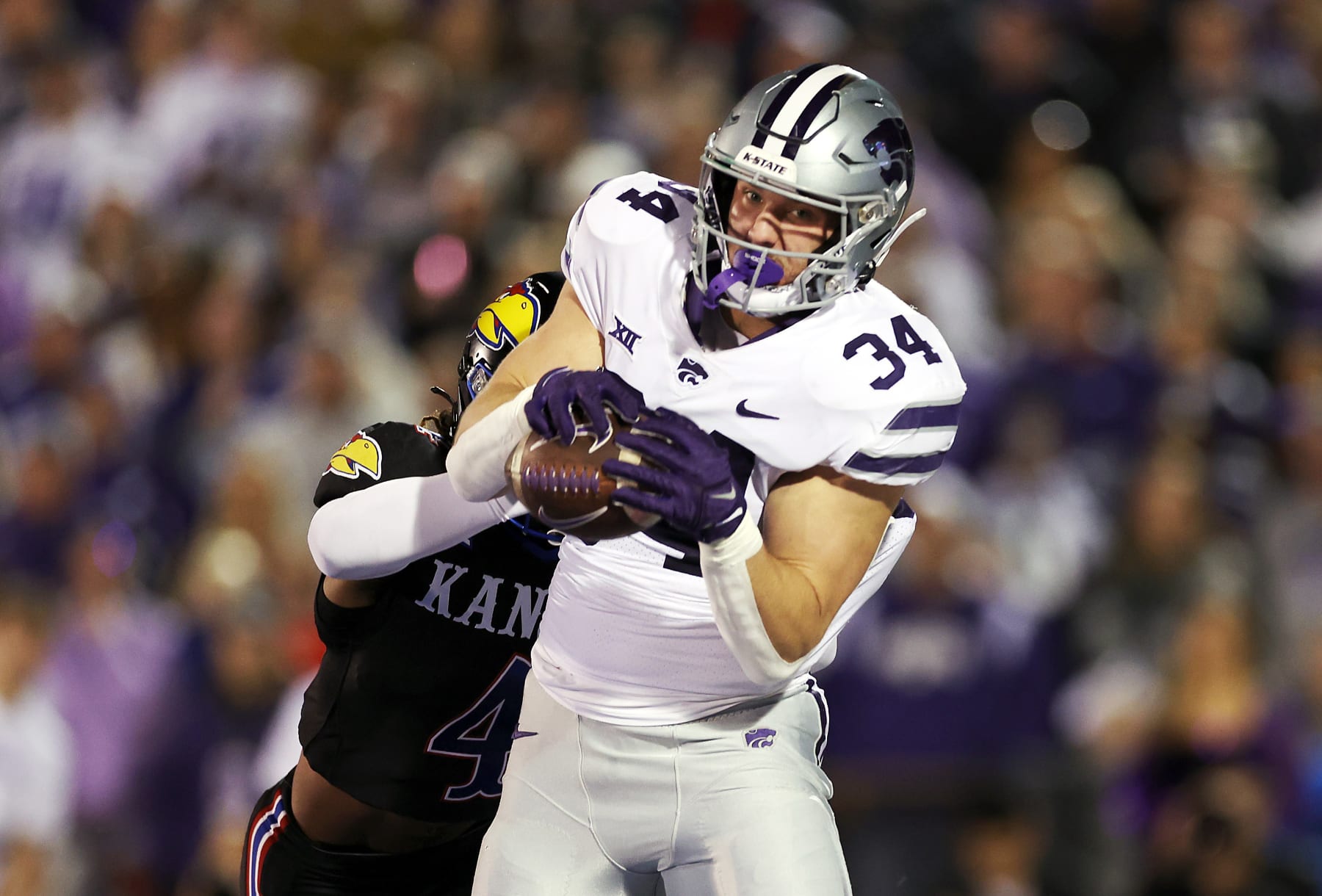 LAWRENCE, KANSAS - NOVEMBER 18:  Tight end Ben Sinnott #34 of the Kansas State Wildcats catches a pass in the end zone for a touchdown during the 1st half of the game against the Kansas Jayhawks at David Booth Kansas Memorial Stadium on November 18, 2023 in Lawrence, Kansas. (Photo by Jamie Squire/Getty Images)